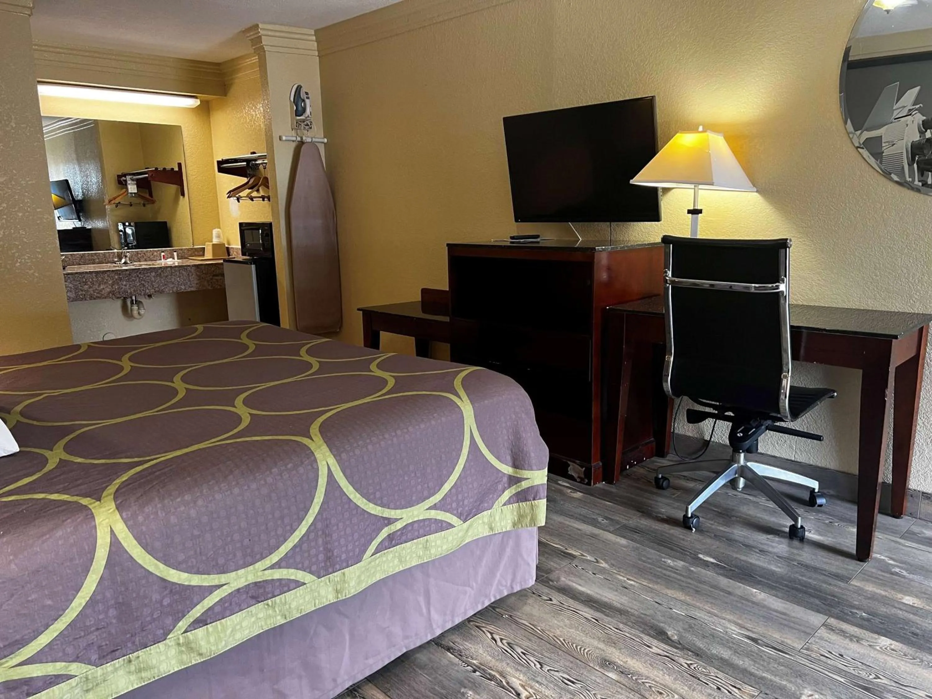 Photo of the whole room, Bed in Super 8 by Wyndham Houston West Katy