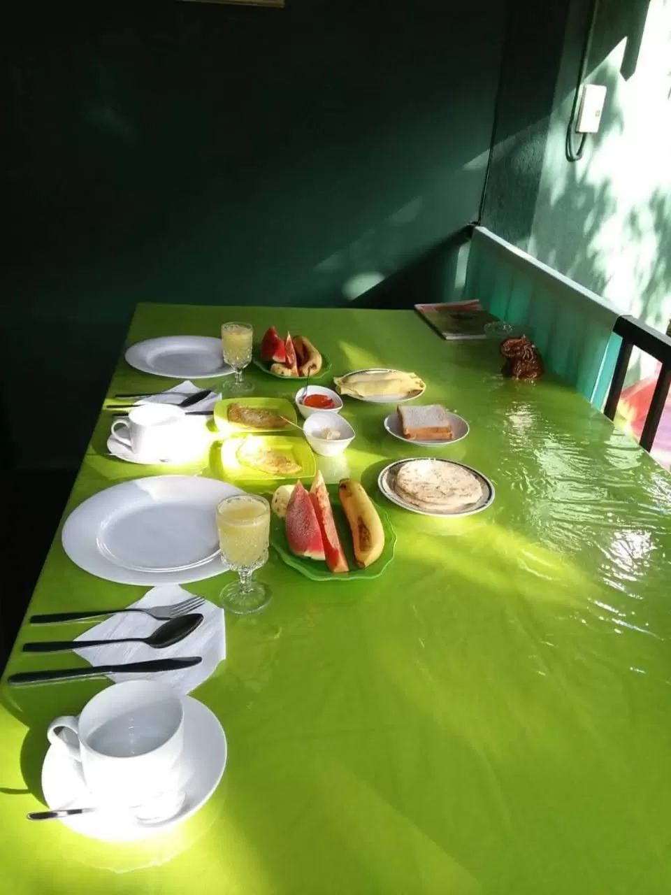 Dining area in Green Lantern Inn