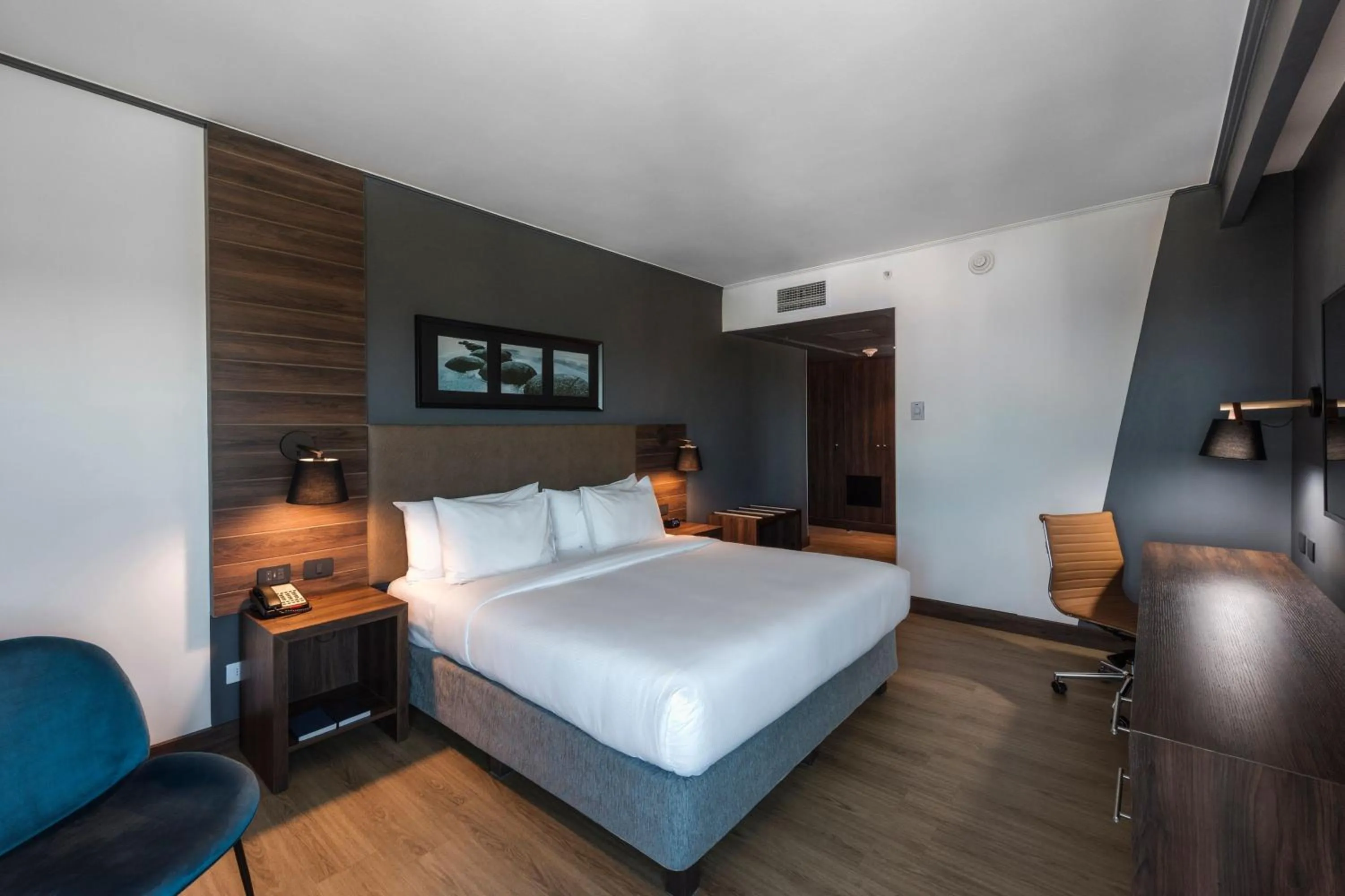 Photo of the whole room, Bed in Courtyard by Marriott Puerto Montt