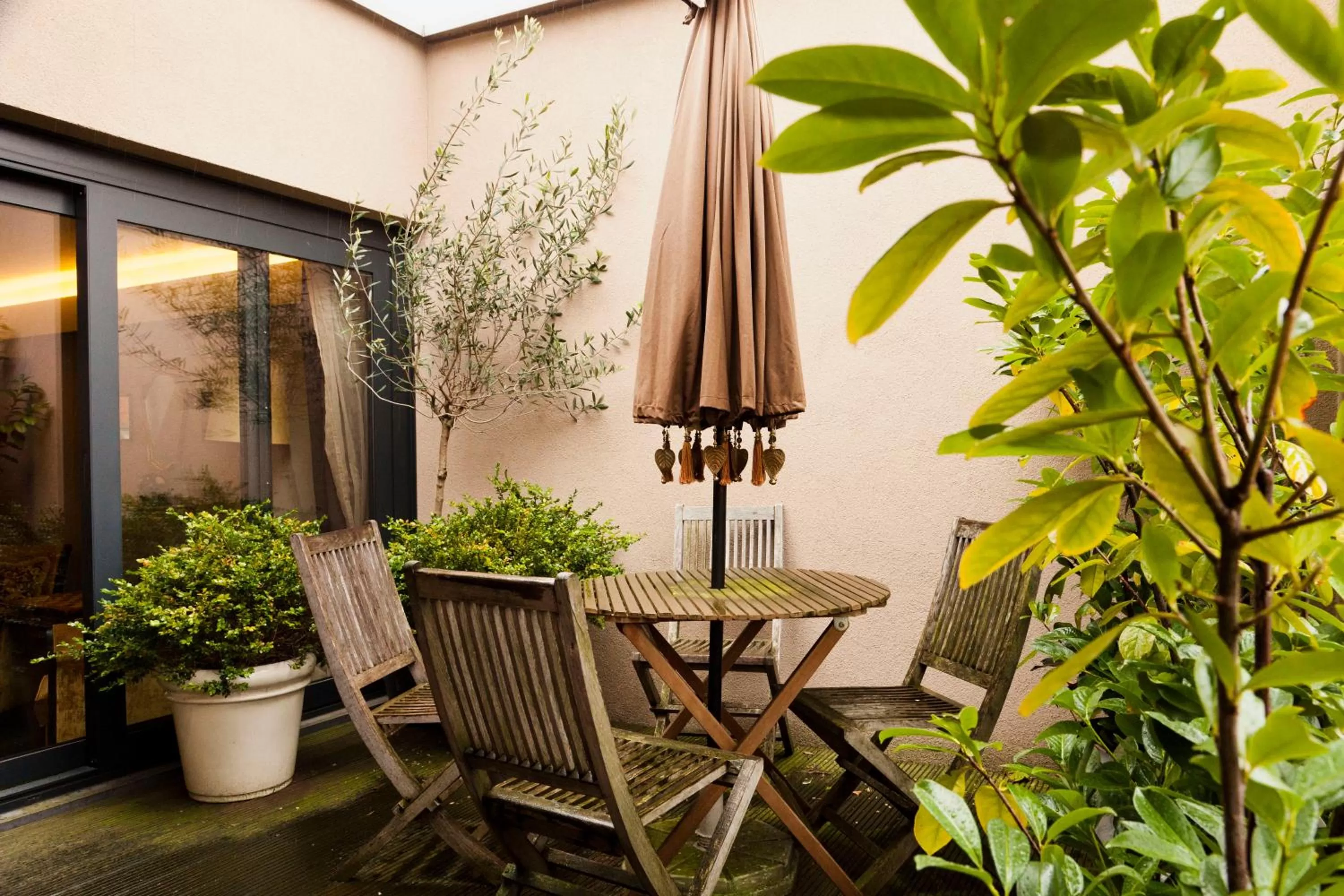 Patio in Hotel Diamonds and Pearls