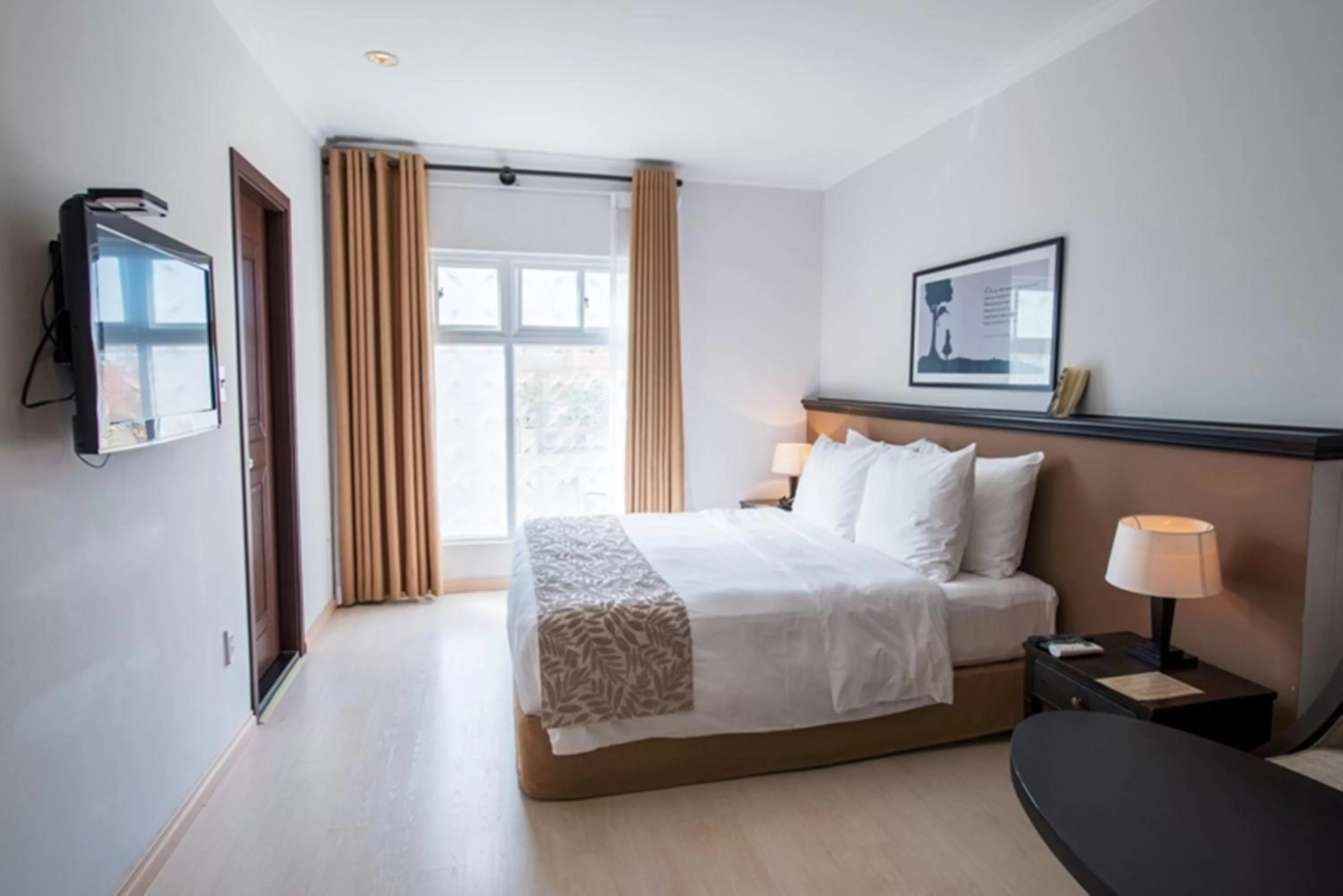 Photo of the whole room in The Alcove Library Hotel