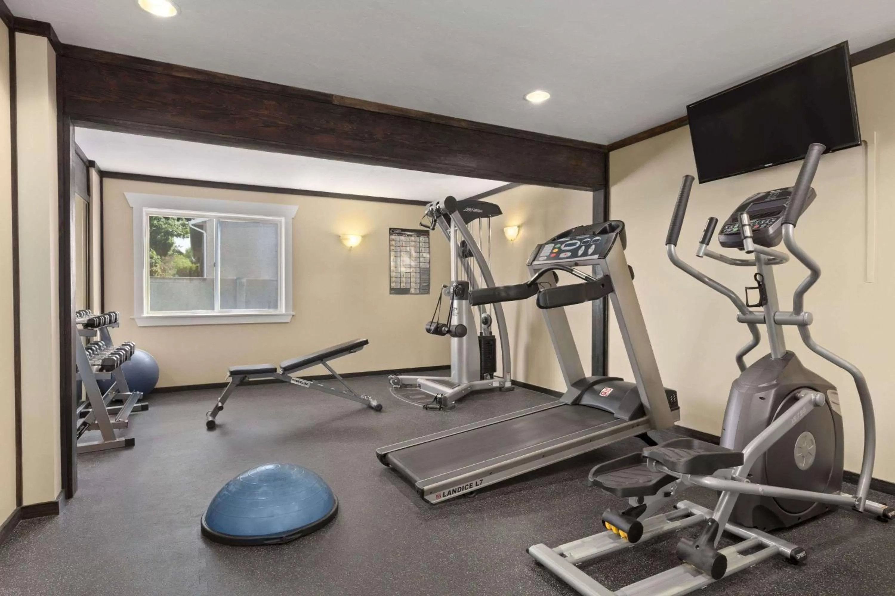 Fitness centre/facilities in Days Inn by Wyndham Kelowna