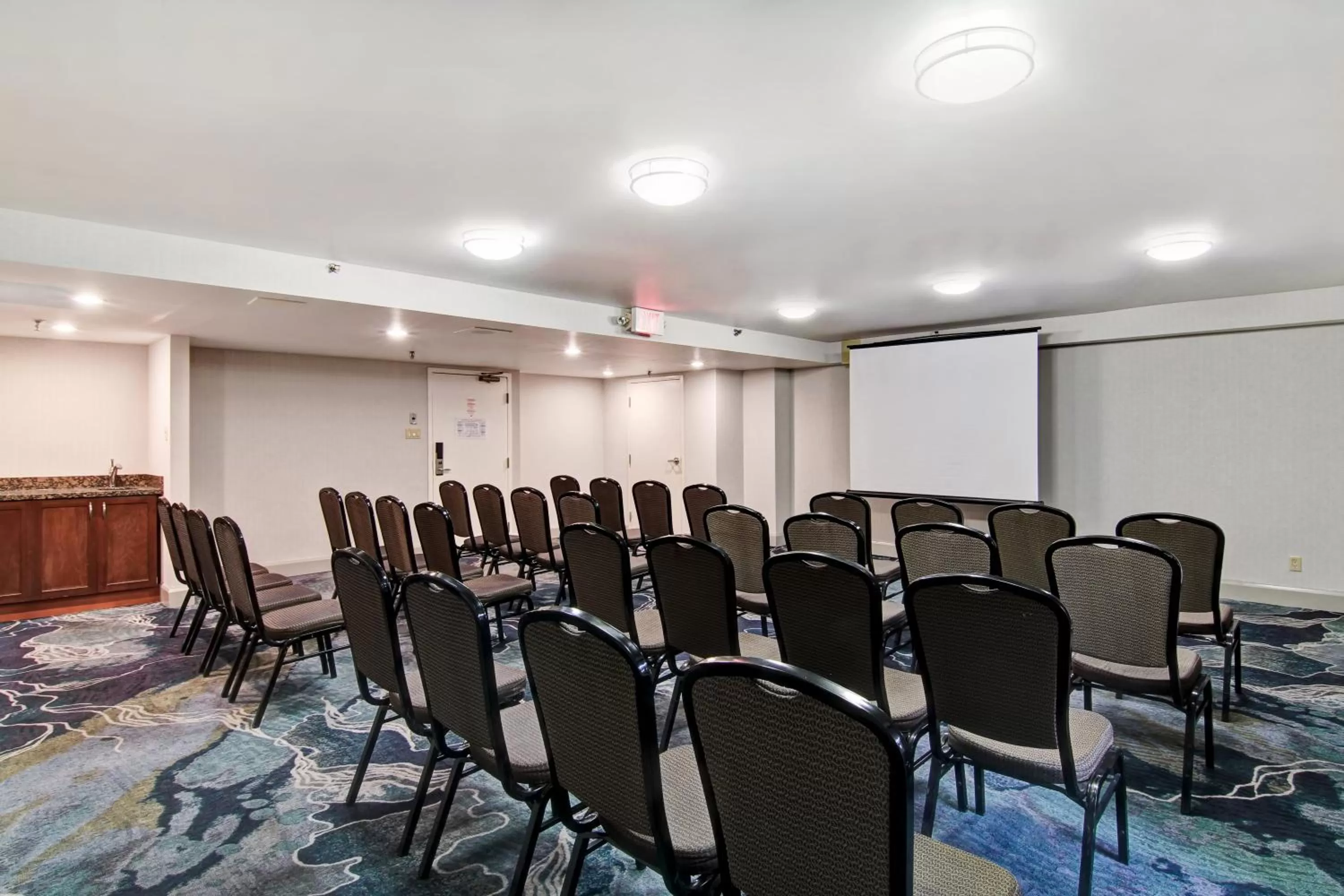 Meeting/conference room in Holiday Inn Oakville Centre by IHG