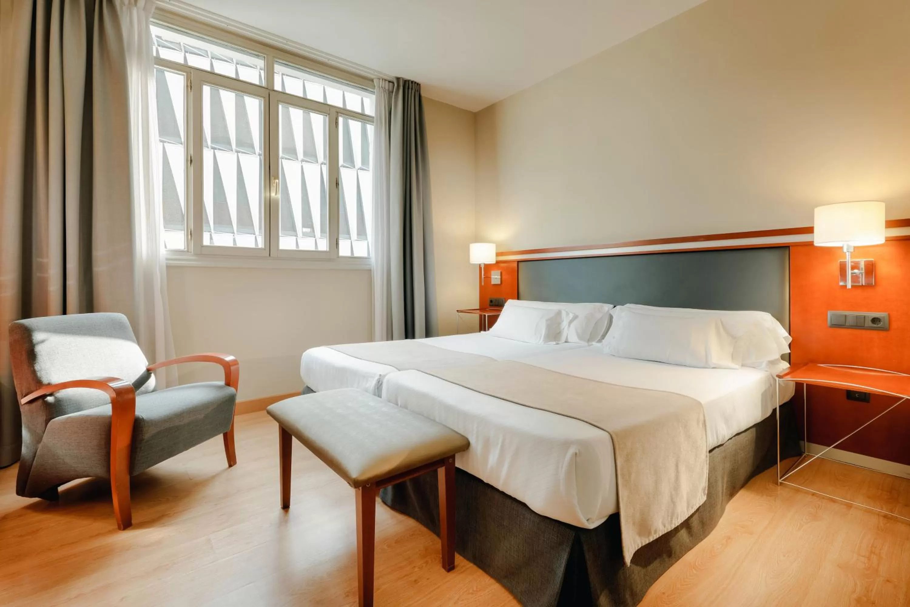 Photo of the whole room, Bed in Abba Euskalduna Hotel