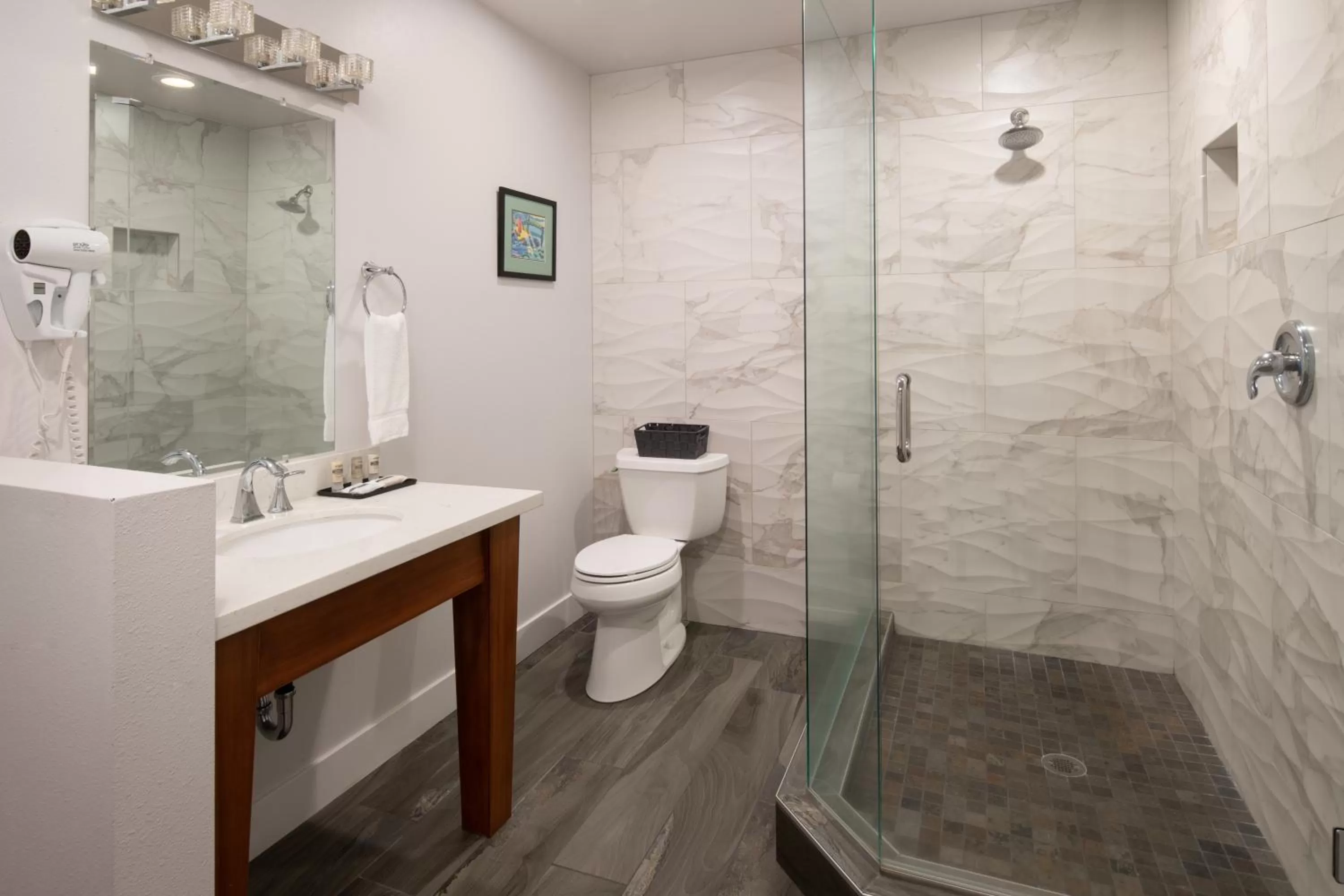 Bathroom in Astoria Riverwalk Inn