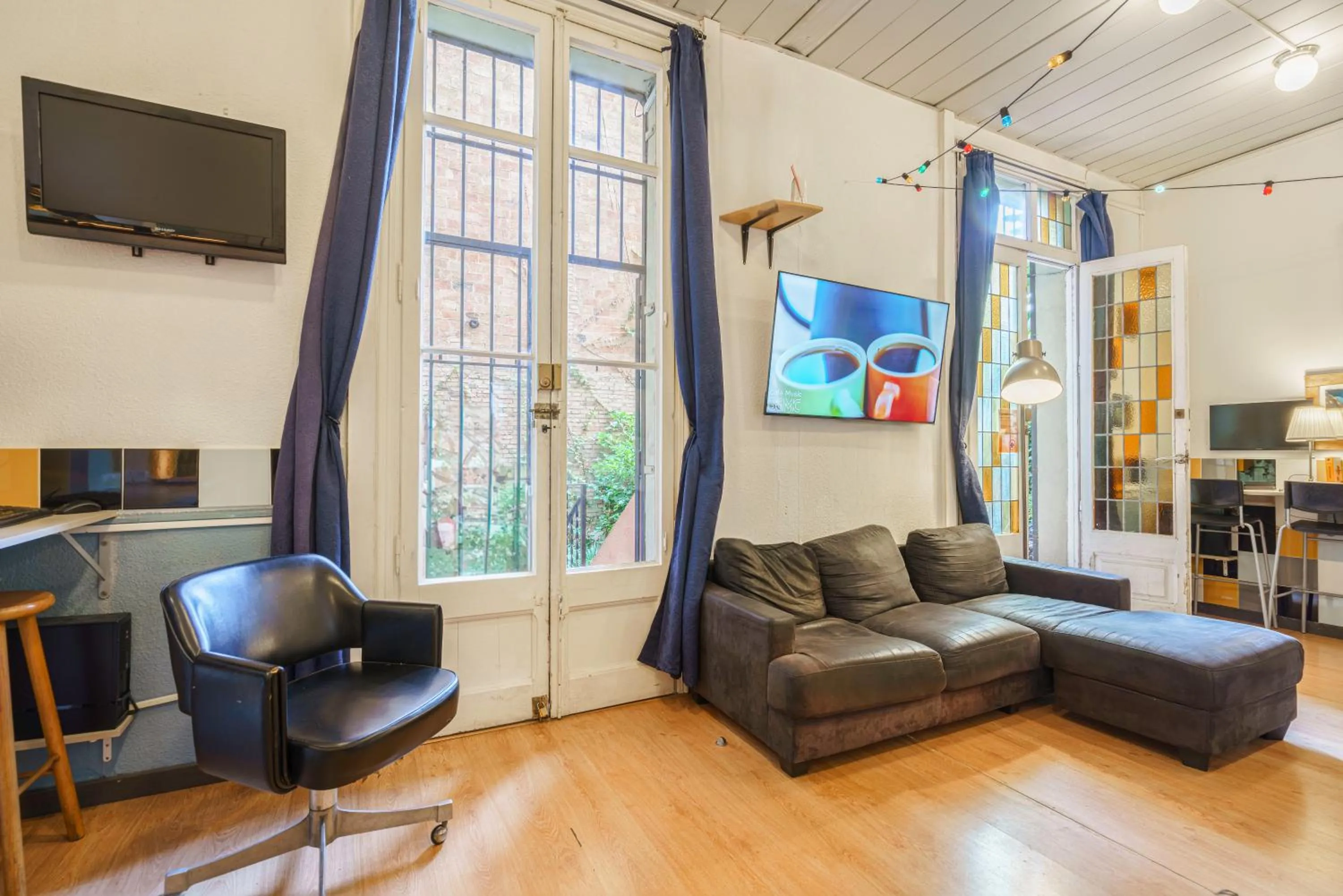 Communal lounge/ TV room in Casa Barcelo Hostel Barcelona
