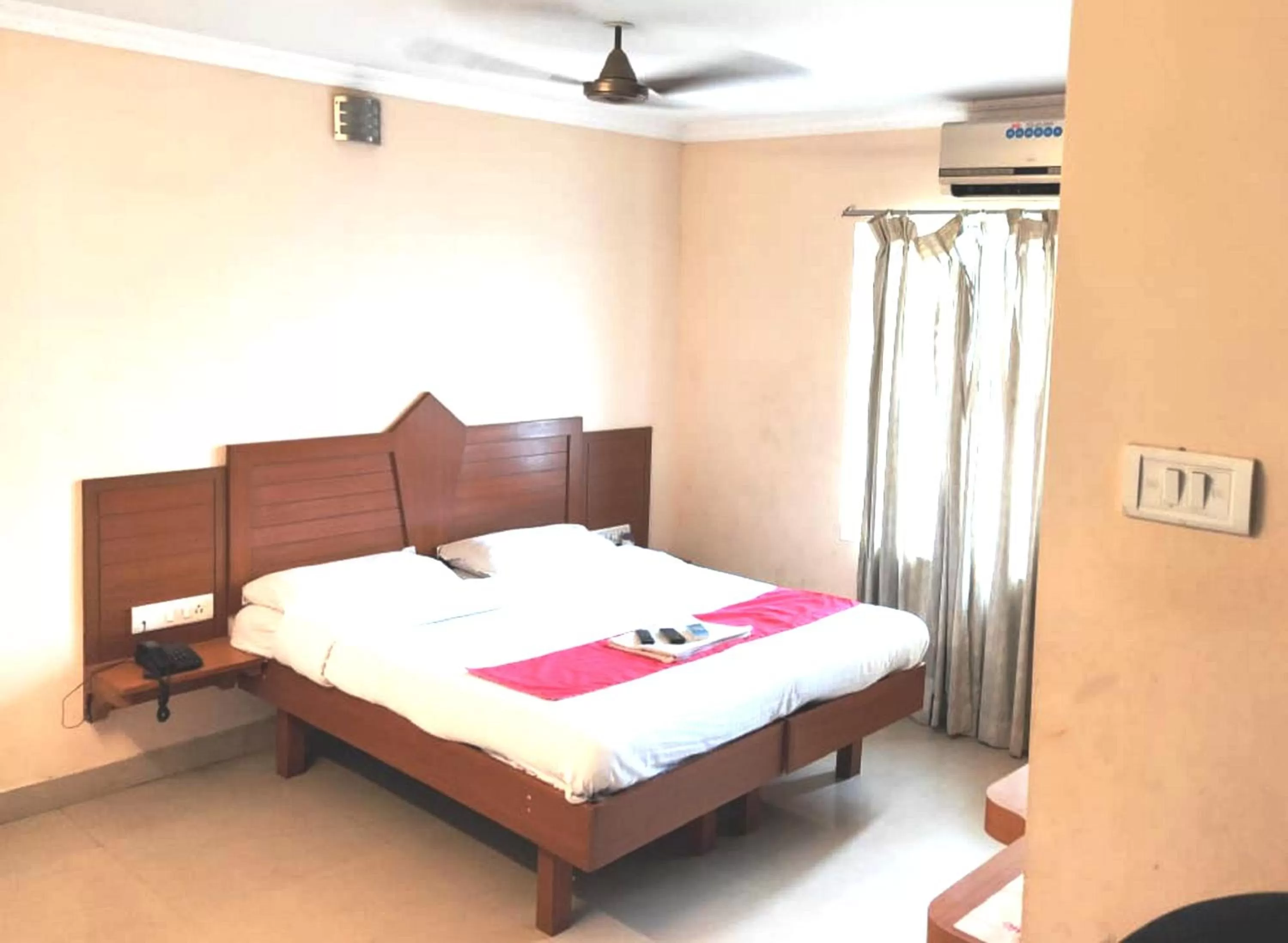 Bed in Silver Cloud Hotel Sholinganallur