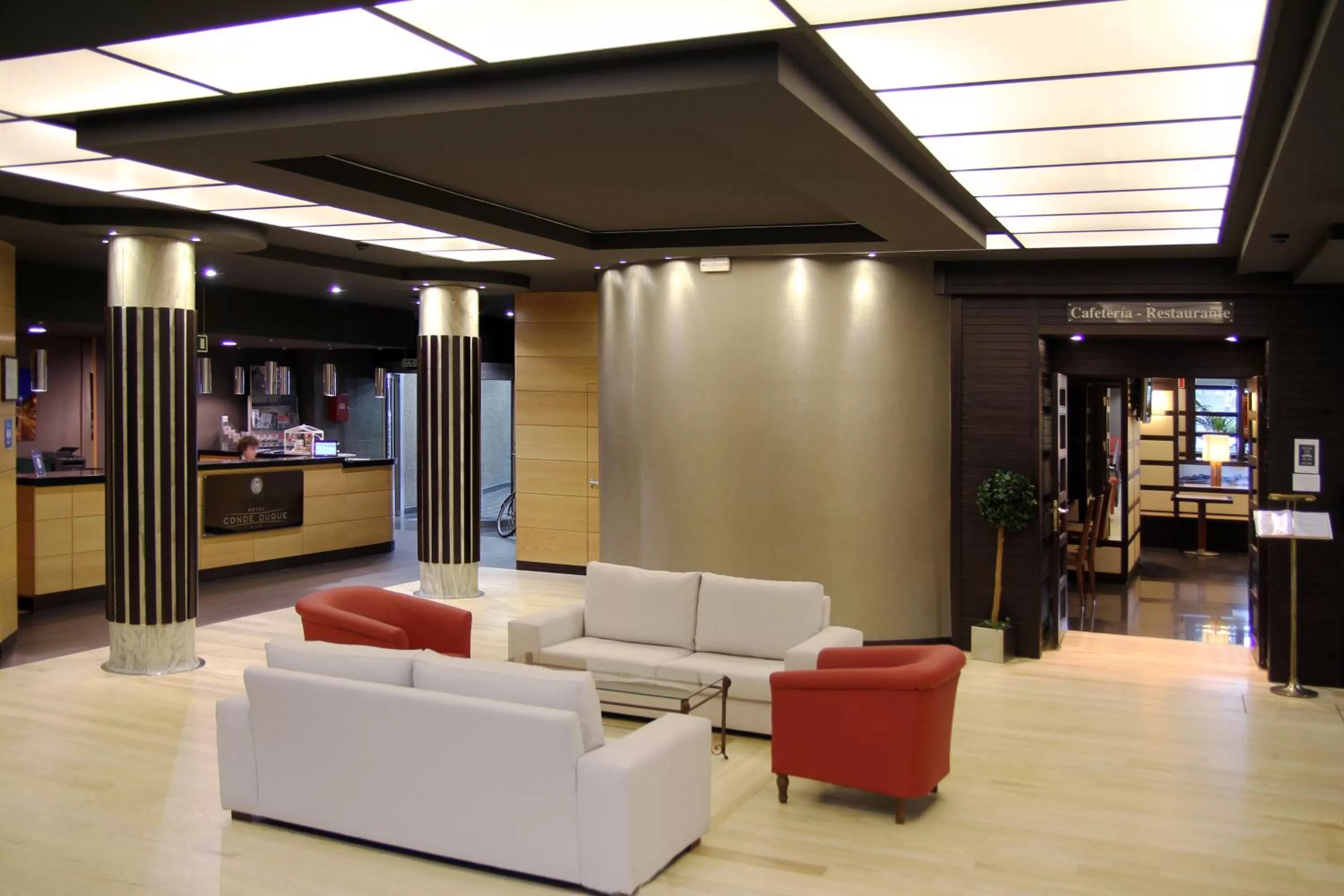 Communal lounge/ TV room in Hotel Conde Duque Bilbao