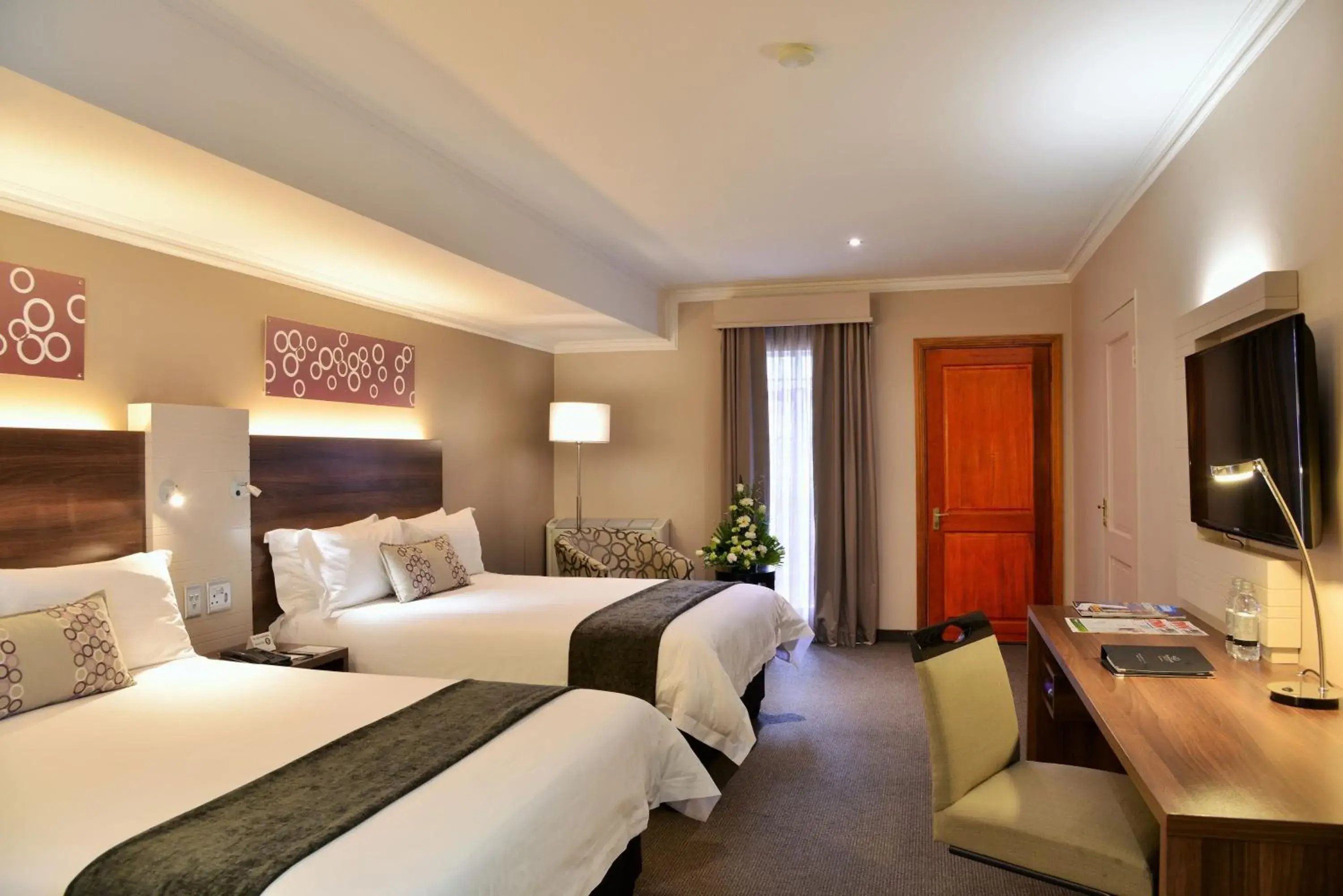 Deluxe Queen Room in Birchwood Hotel and OR Tambo Conference Centre Deluxe Queen Room in Birchwood Hotel and OR Tambo Conference Centre