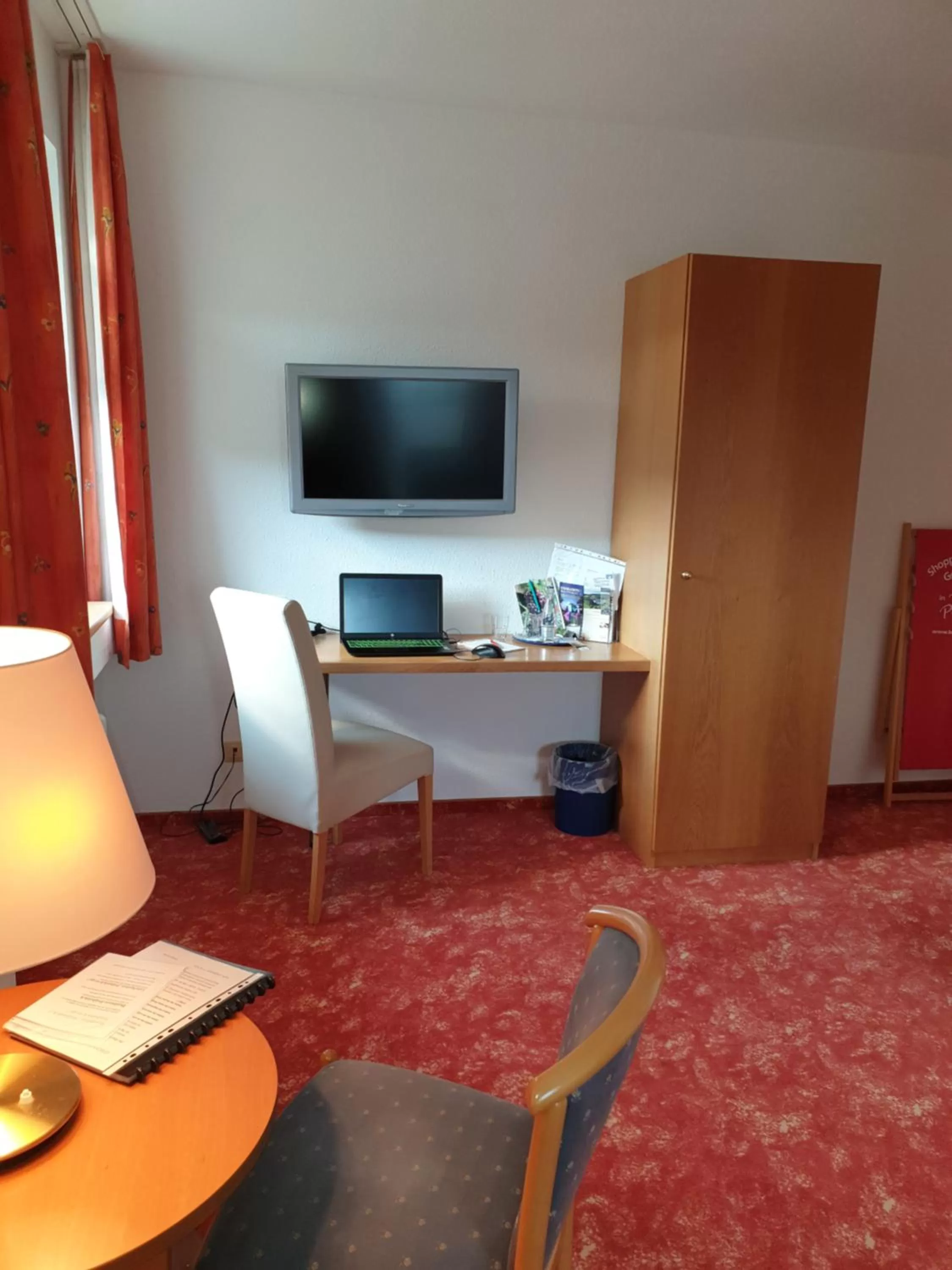 Staff, TV/Entertainment Center in Sonnenhof