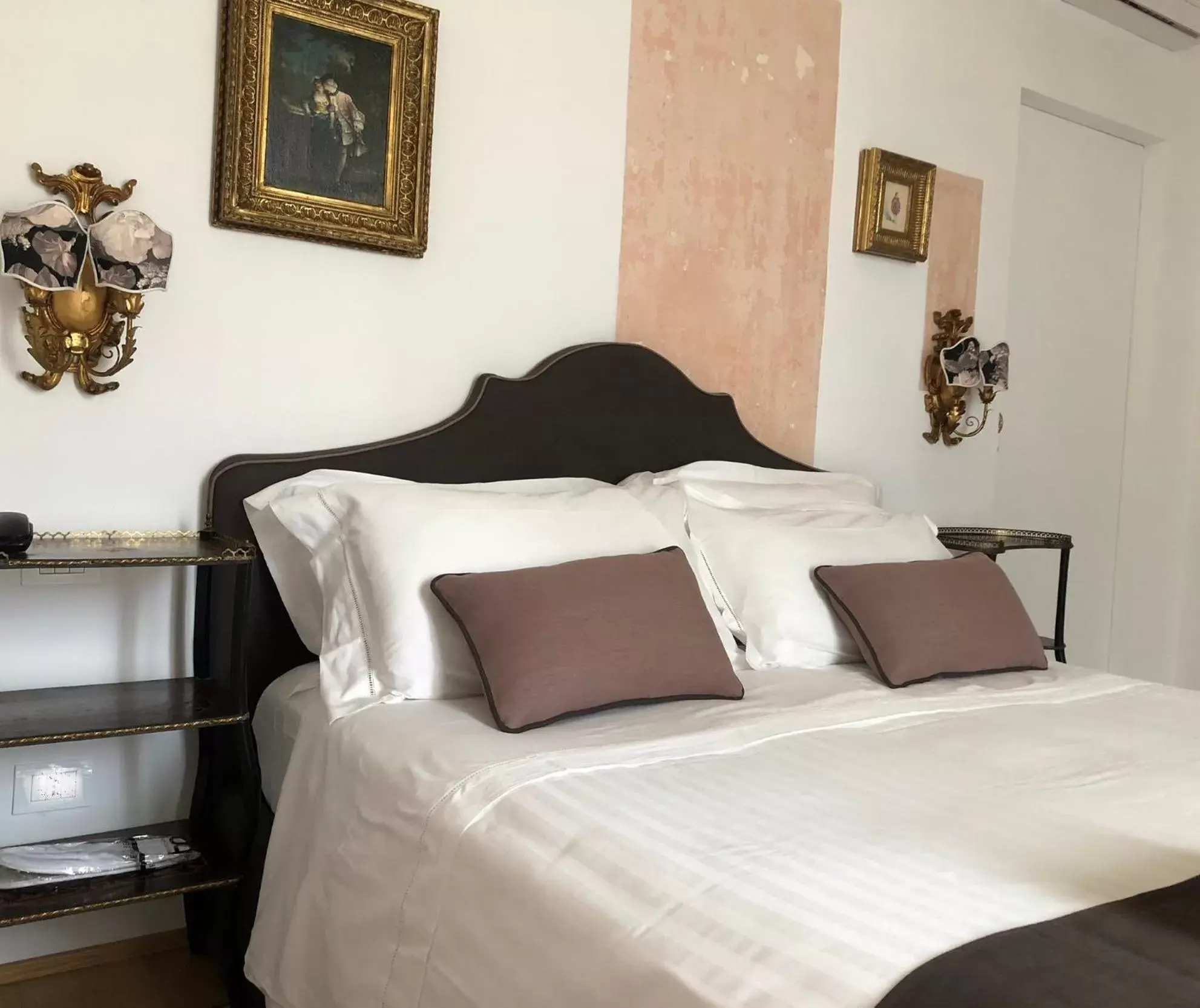 Deluxe Double Room with Bath in La Maison Deluxe Double Room with Bath in La Maison