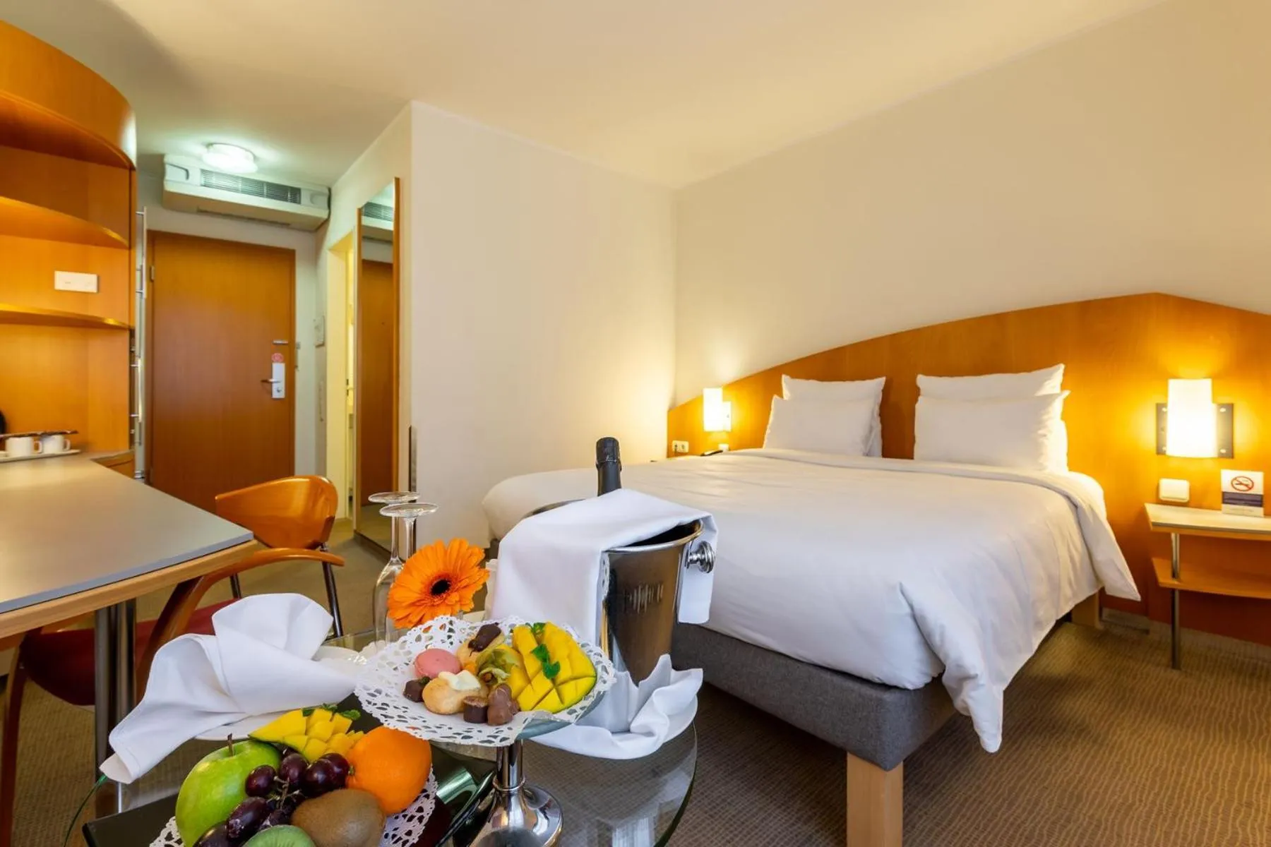 Toilet, Bed in Novotel Mainz