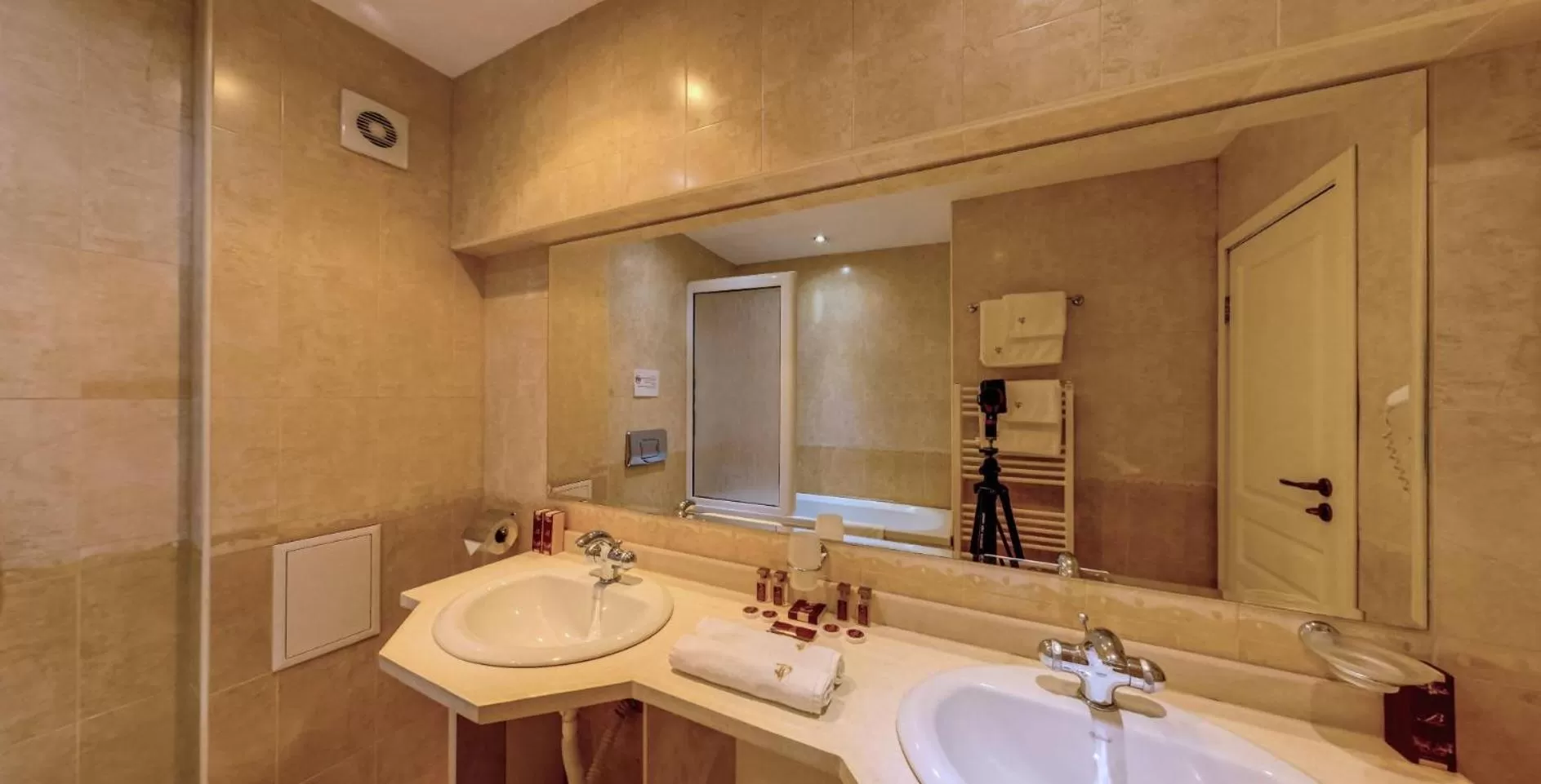 Bathroom in Troyan Plaza Hotel