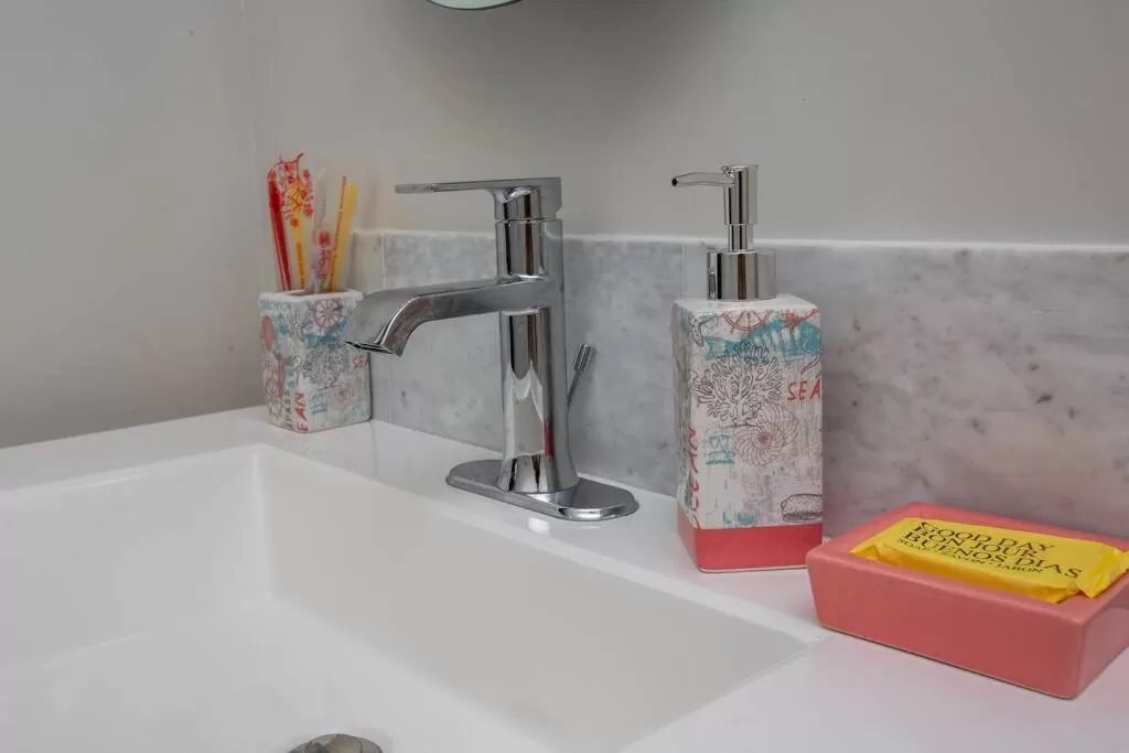 Bathroom in One Bedroom Apartment with Luxurious Furnitures