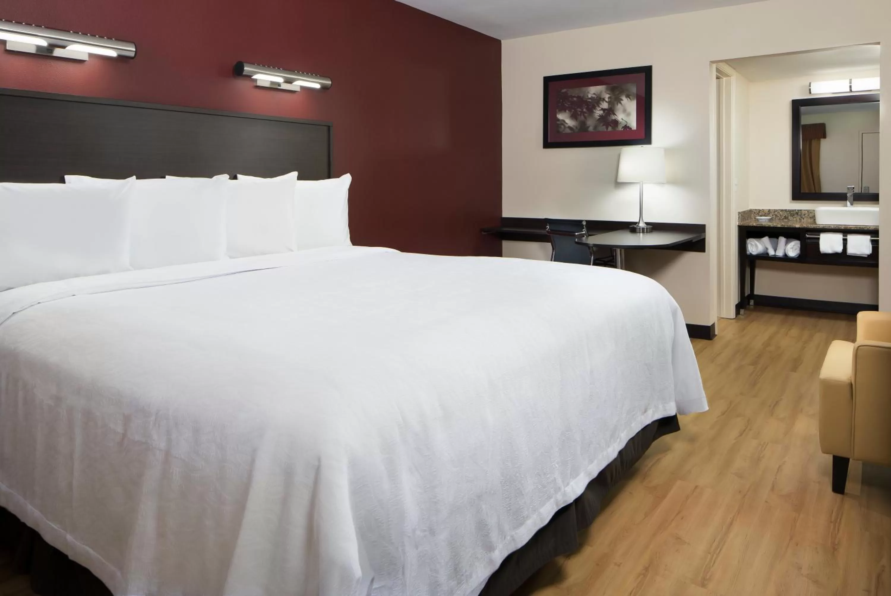 Deluxe King Room Disability Access Smoke Free in Red Roof Inn PLUS+ Birmingham East – Irondale/Airport