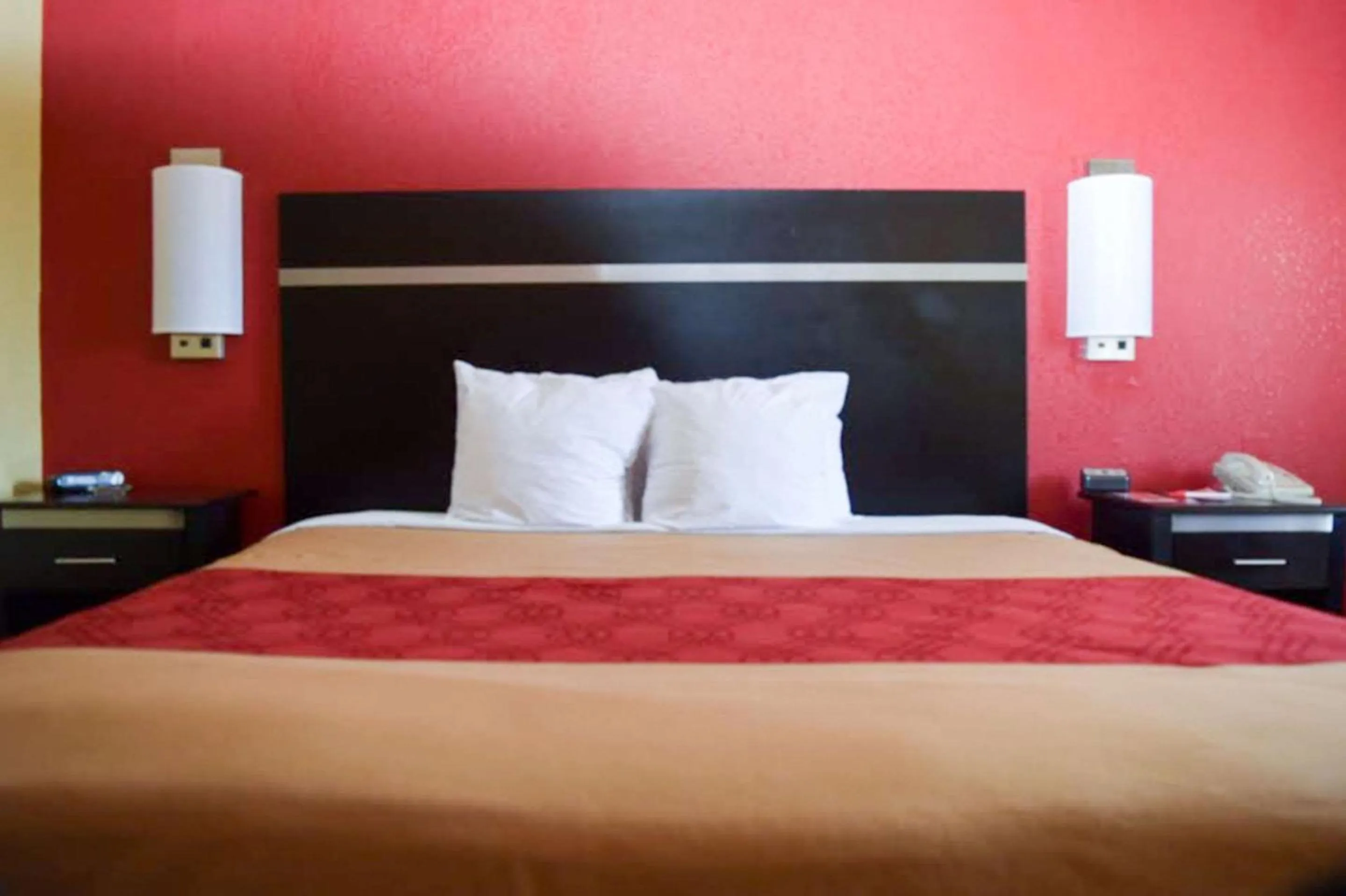 Photo of the whole room, Bed in Econo Lodge Jonesboro