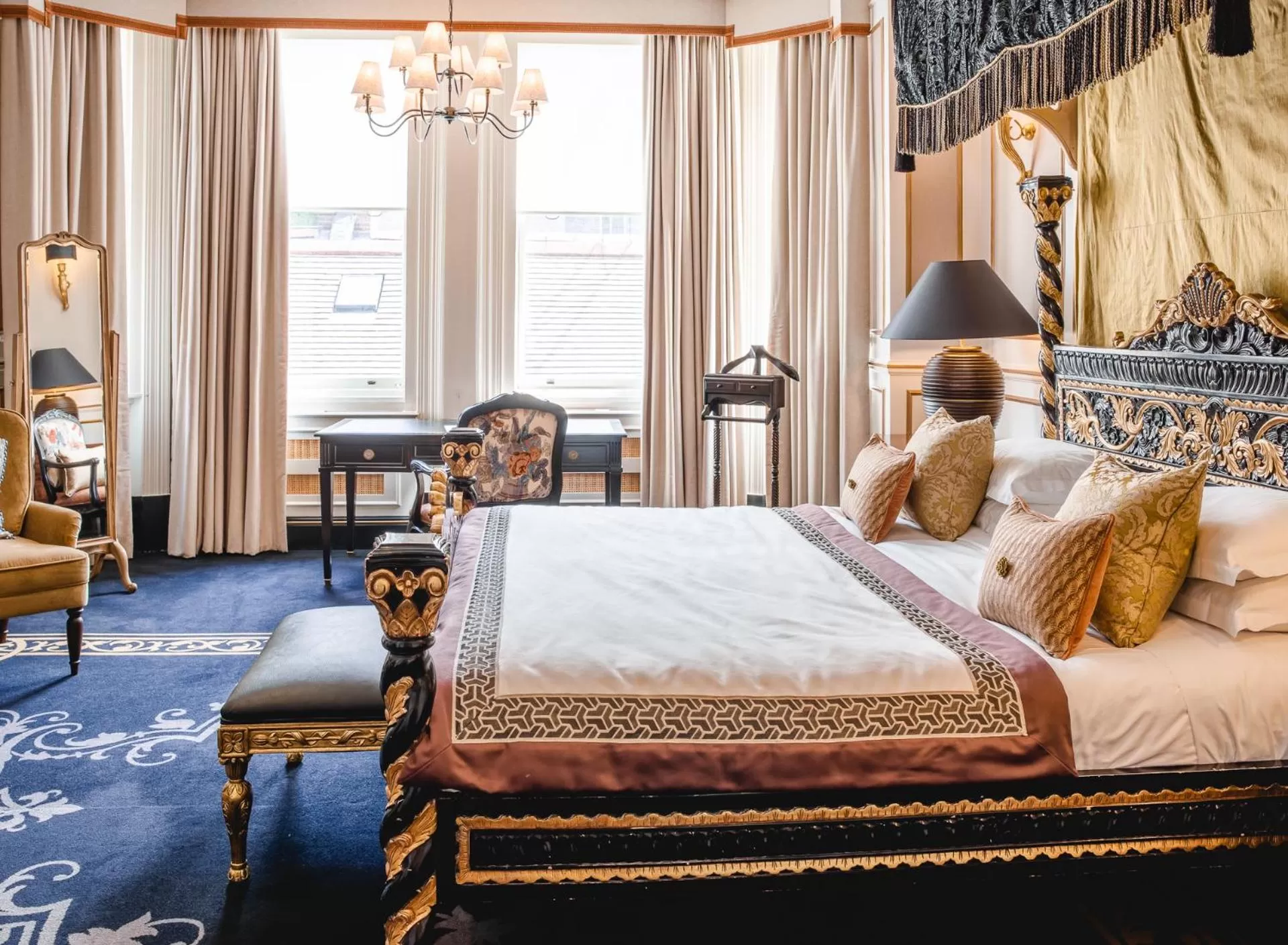Bed in 11 Cadogan Gardens and The Apartments by Iconic Luxury Hotels