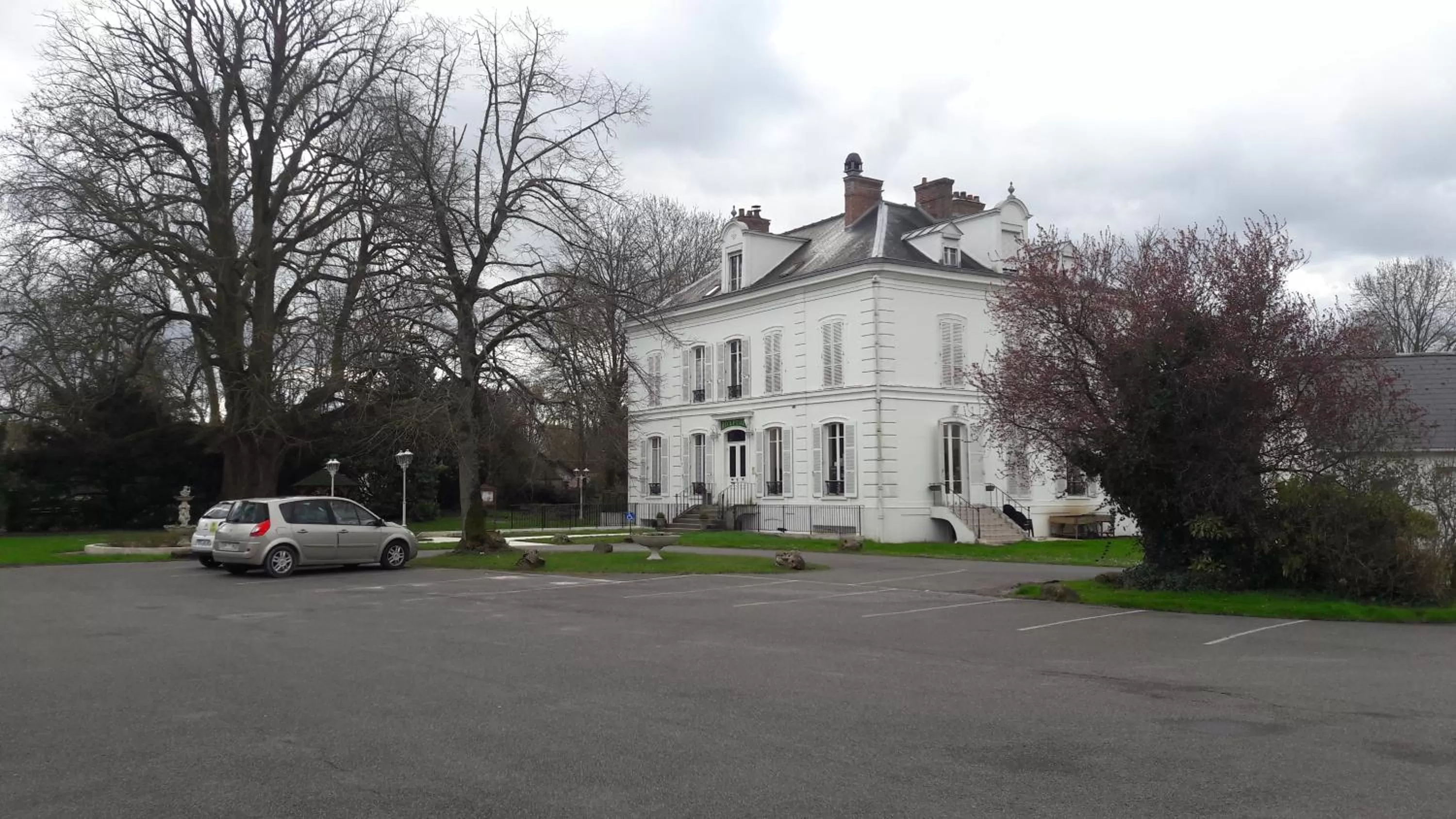 Logis - Hostellerie Le Chatel Nangis