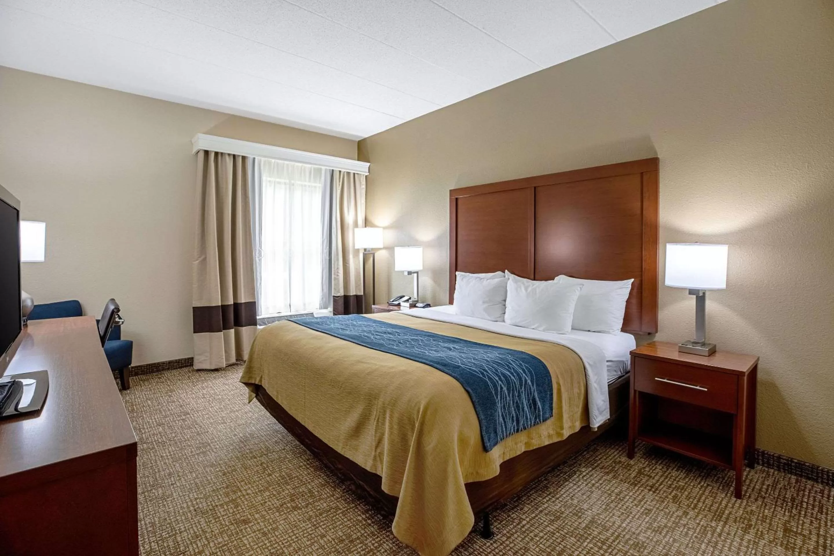 Photo of the whole room, Bed in Comfort Inn Indianapolis North - Carmel
