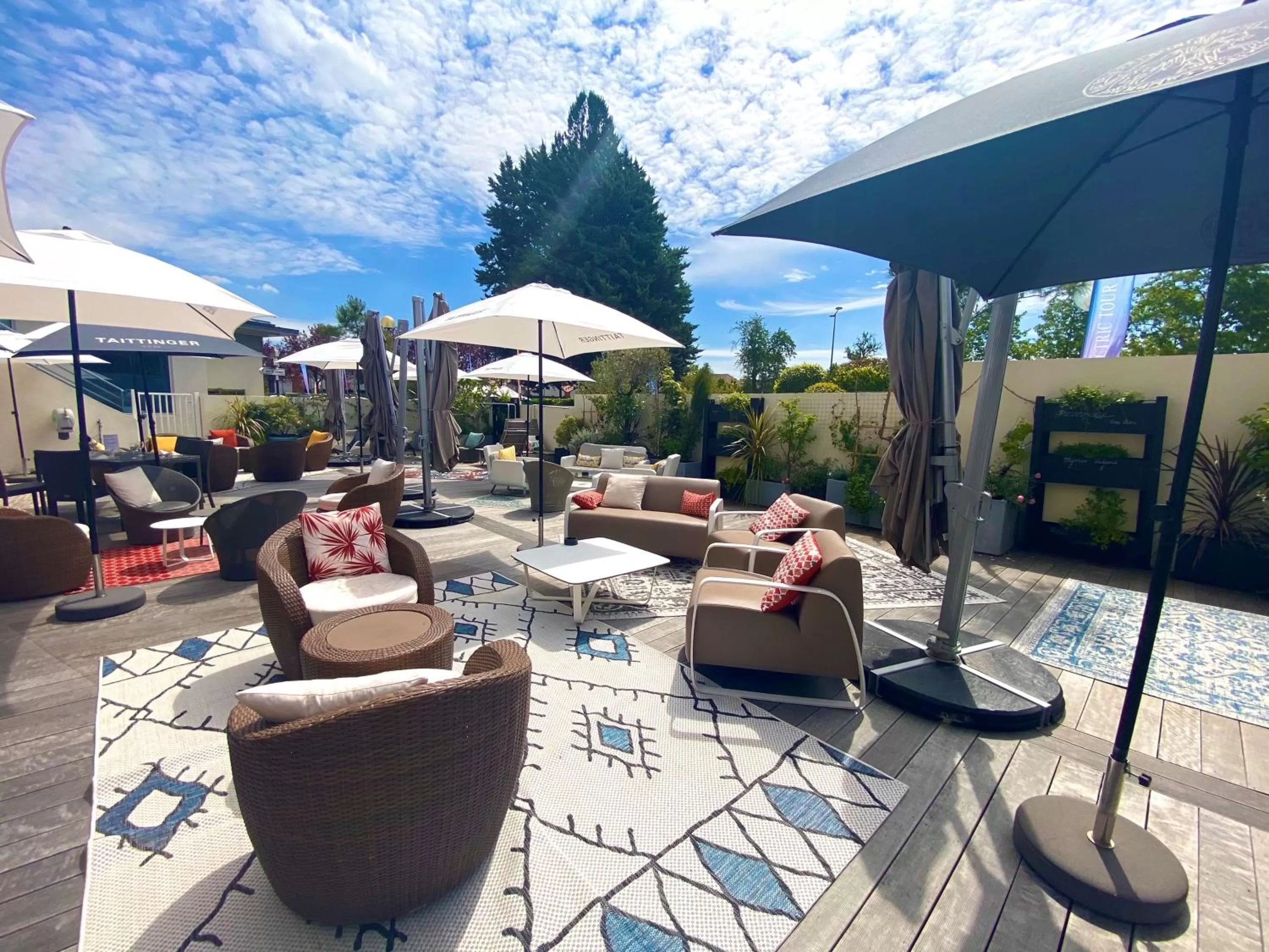 Property building in Best Western Plus Paris Saclay