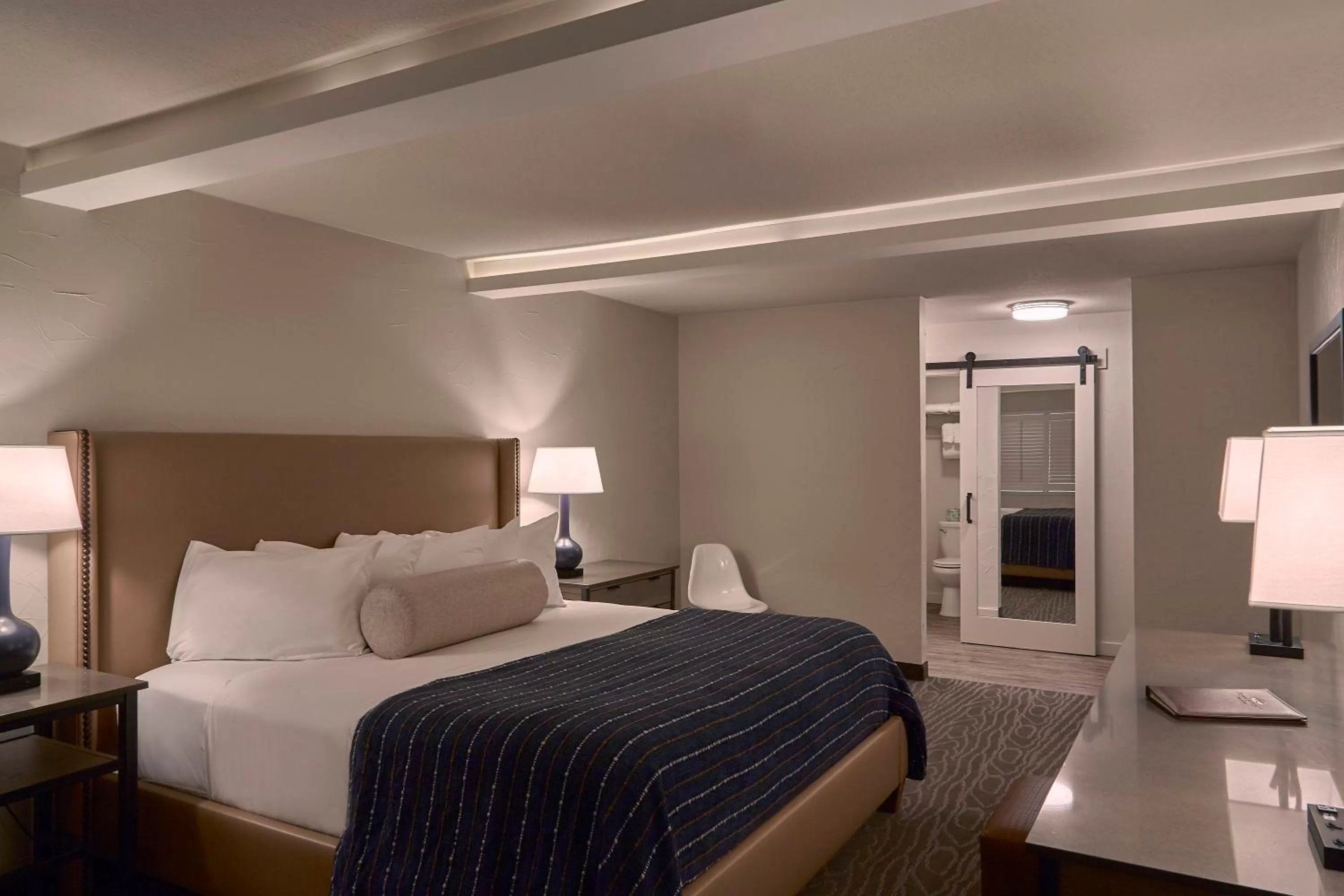 Photo of the whole room, Bed in Fredericksburg Inn and Suites