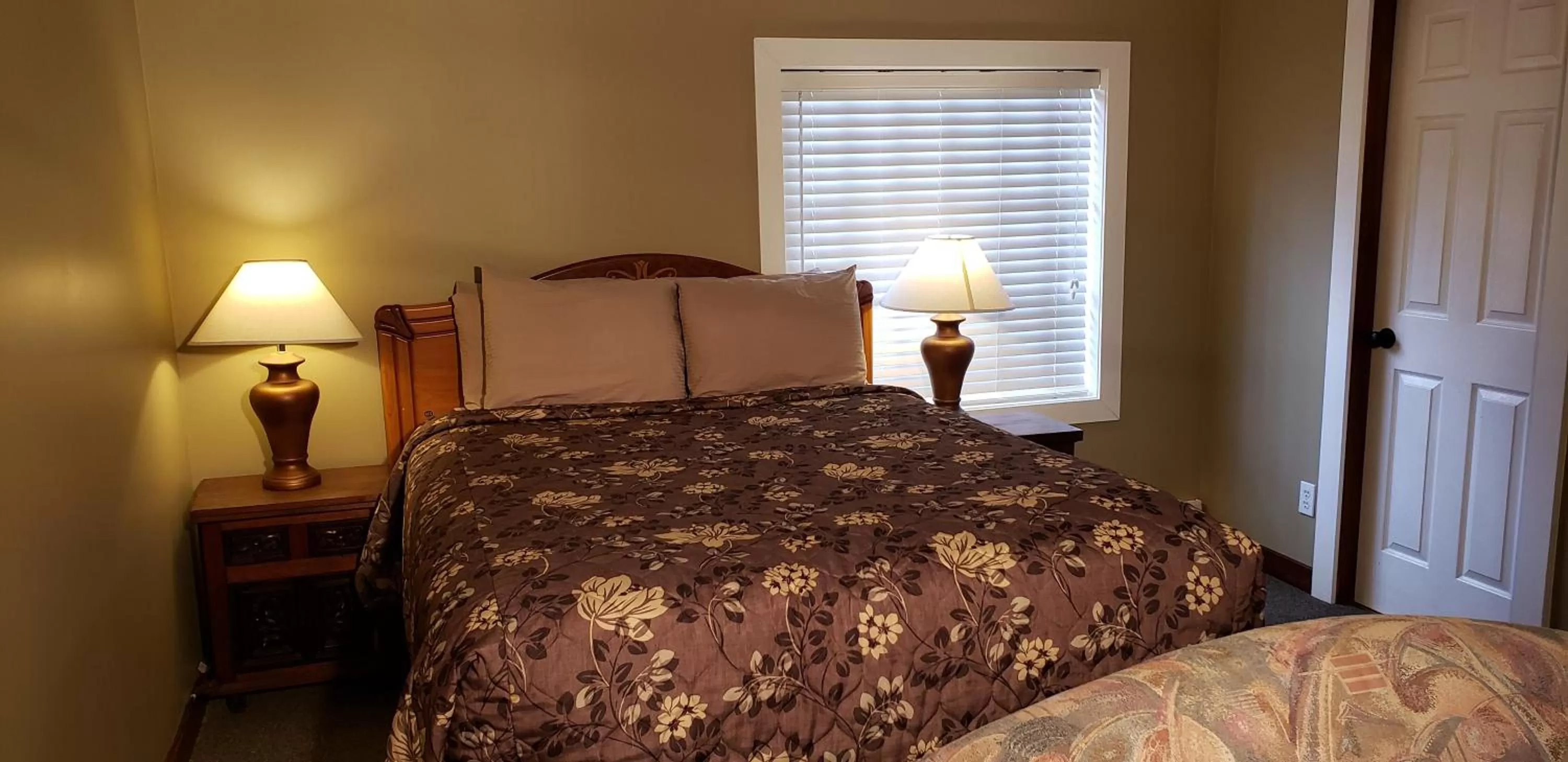 Bed in Malahat Bungalows Motel