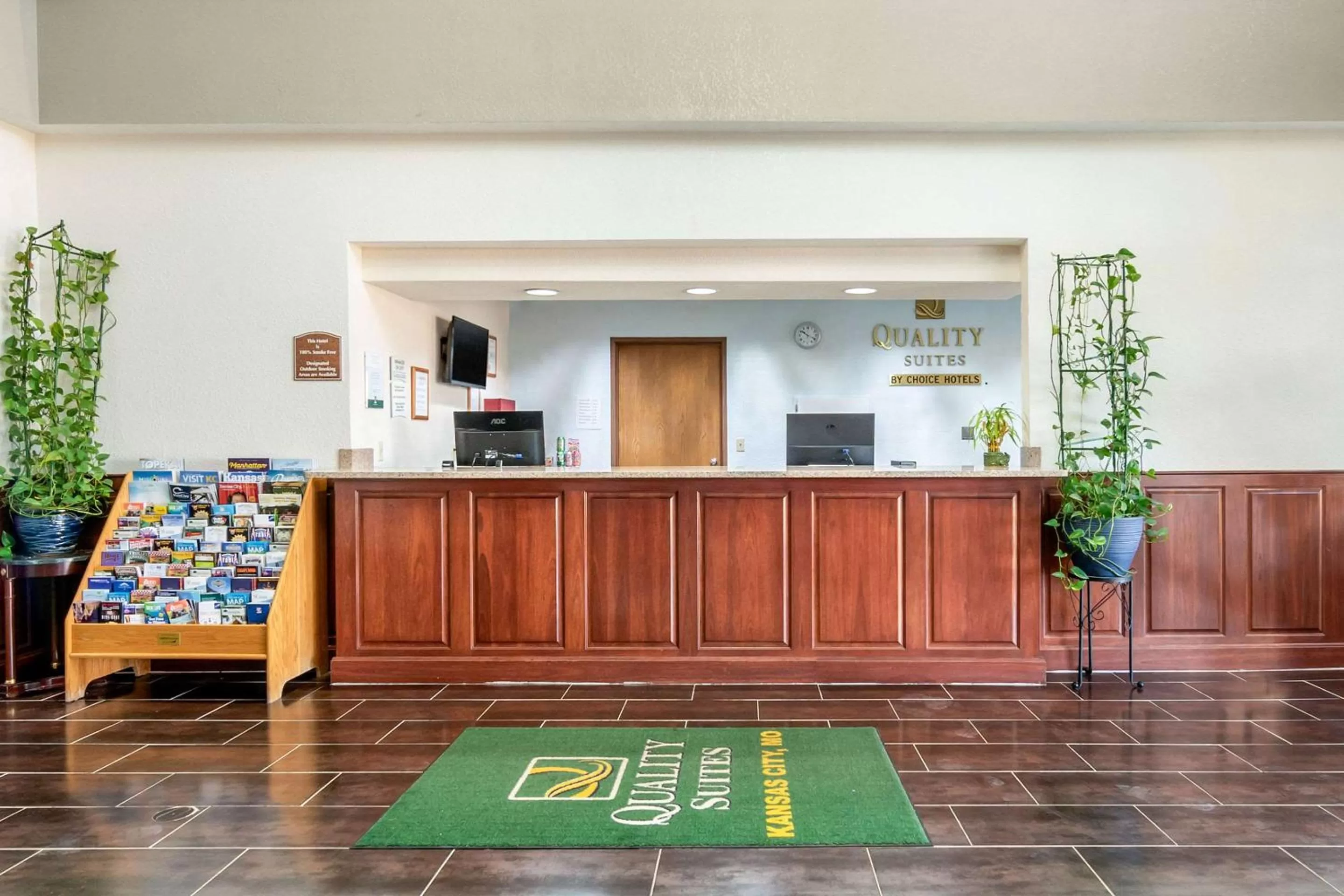 Lobby or reception in Quality Suites Kansas City International Airport