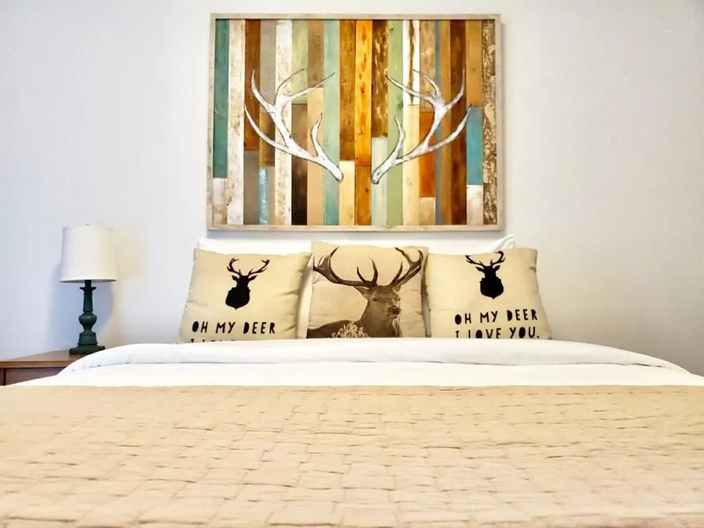 Bed in Dame Fortune's Cottage Court