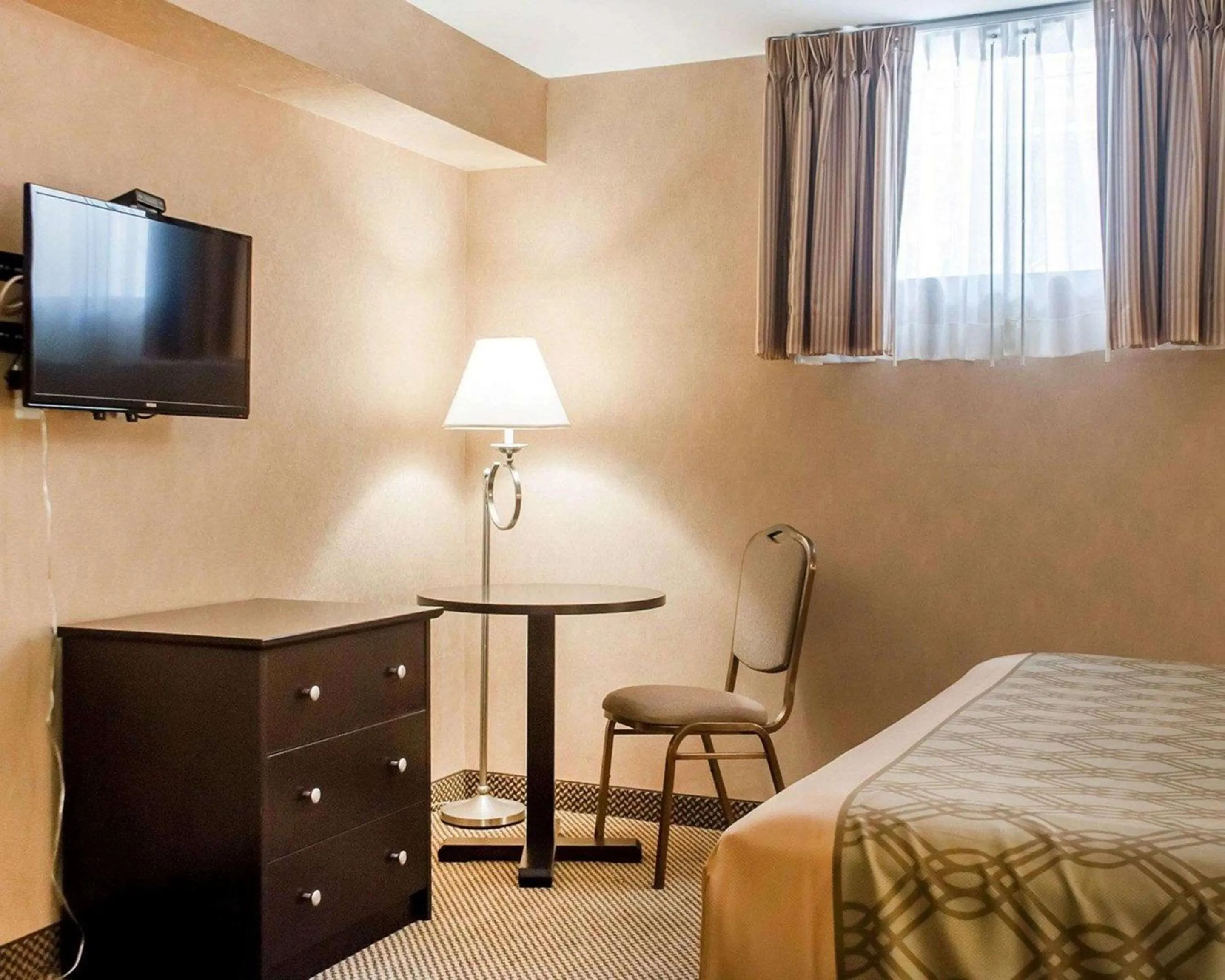 Bedroom, Bed in Econo Lodge Woodstock