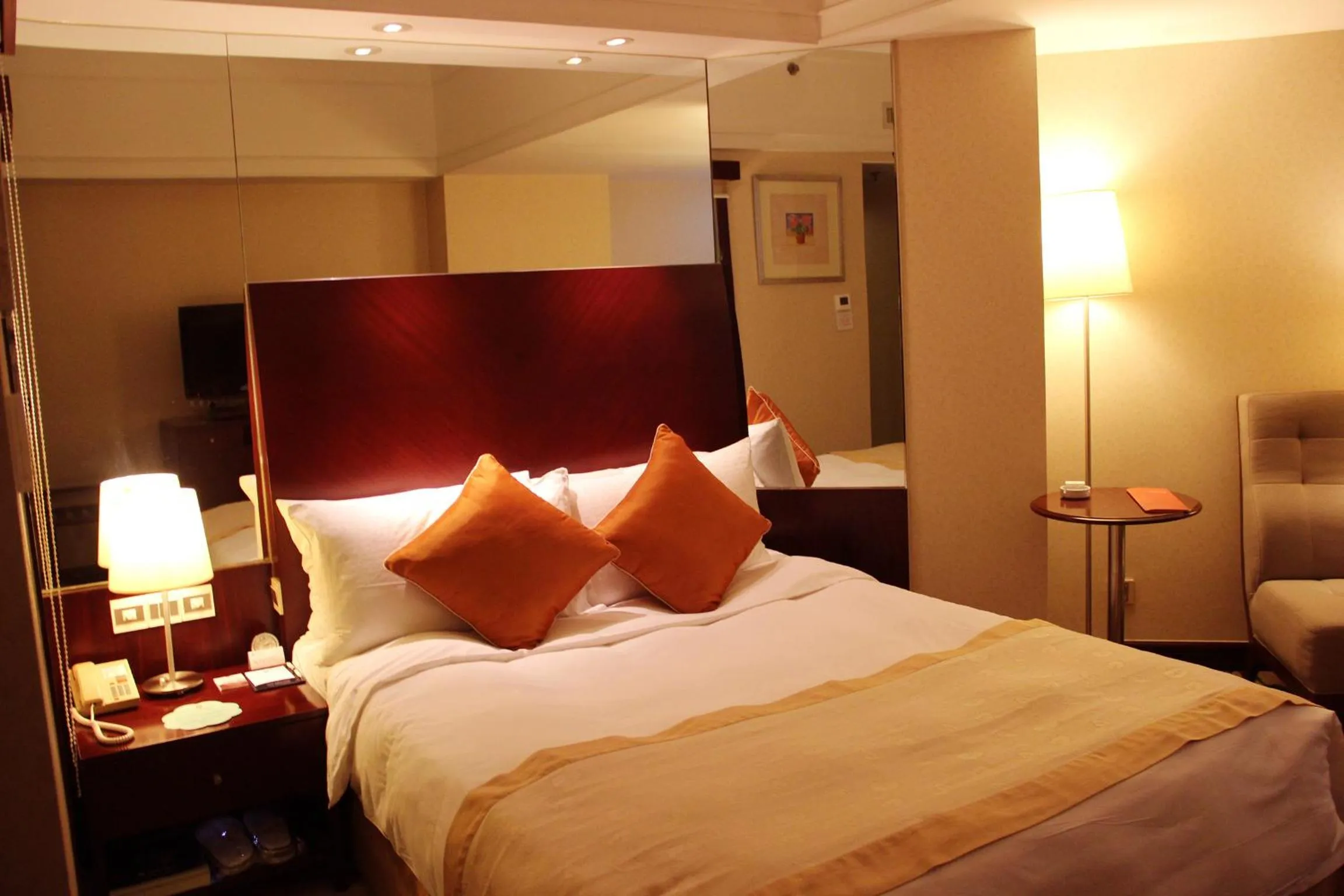 Bed in Merry Hotel Shanghai (Former Rendezvous Merry Hotel Shanghai)