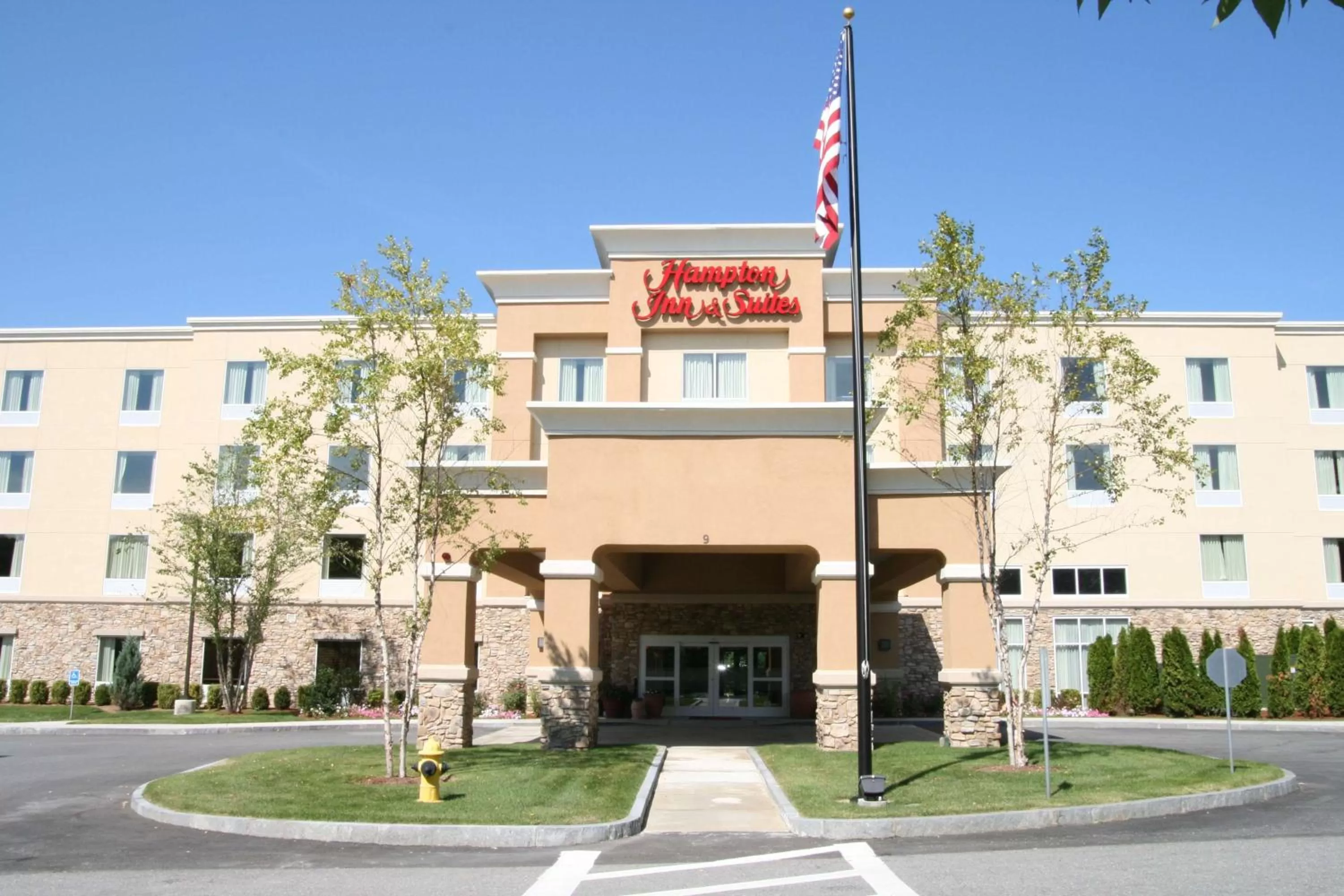 Property building in Hampton Inn & Suites Westford-Chelmsford