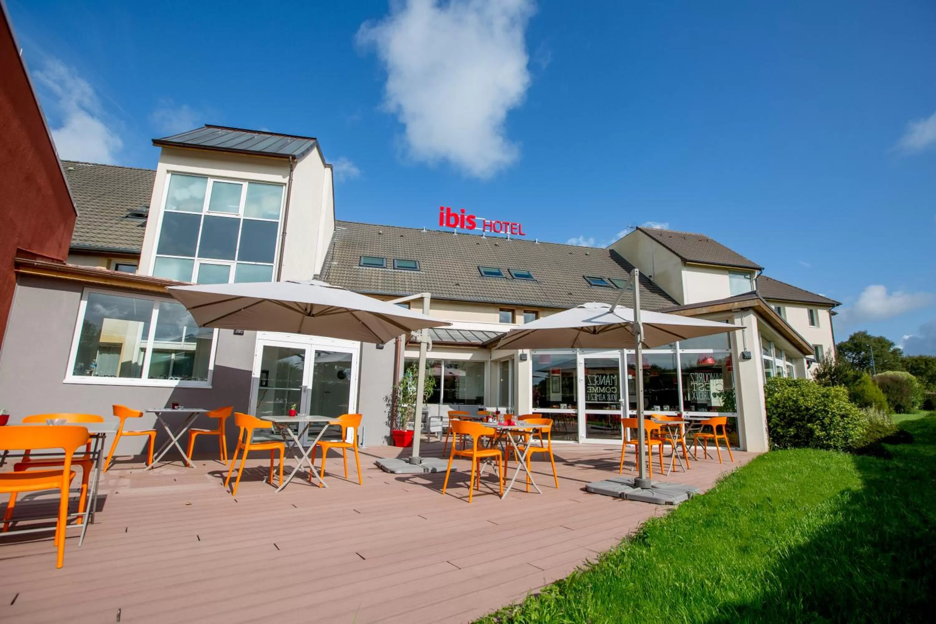 Patio in ibis budget Cherbourg - La Glacerie