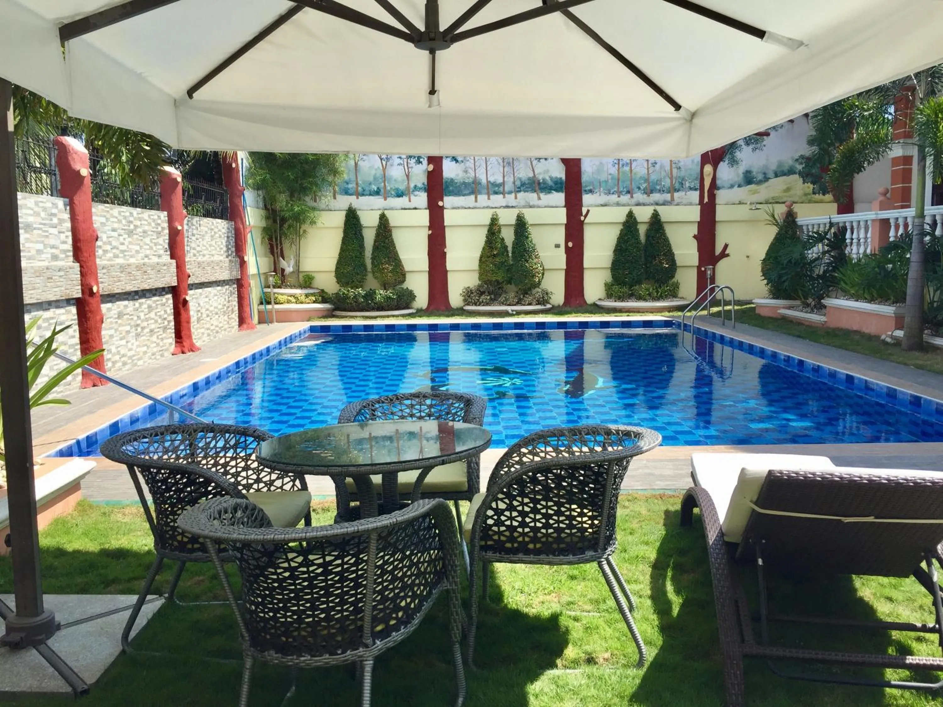 Property building in The Executive Villa Inn & Suites