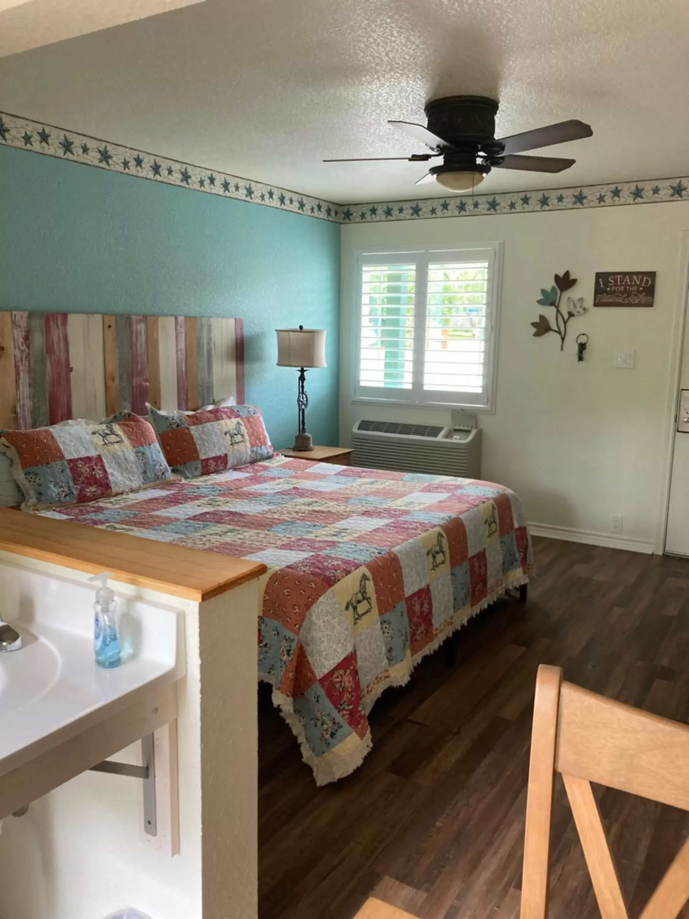 King Room in Horseshoe Riverside Lodge King Room in Horseshoe Riverside Lodge