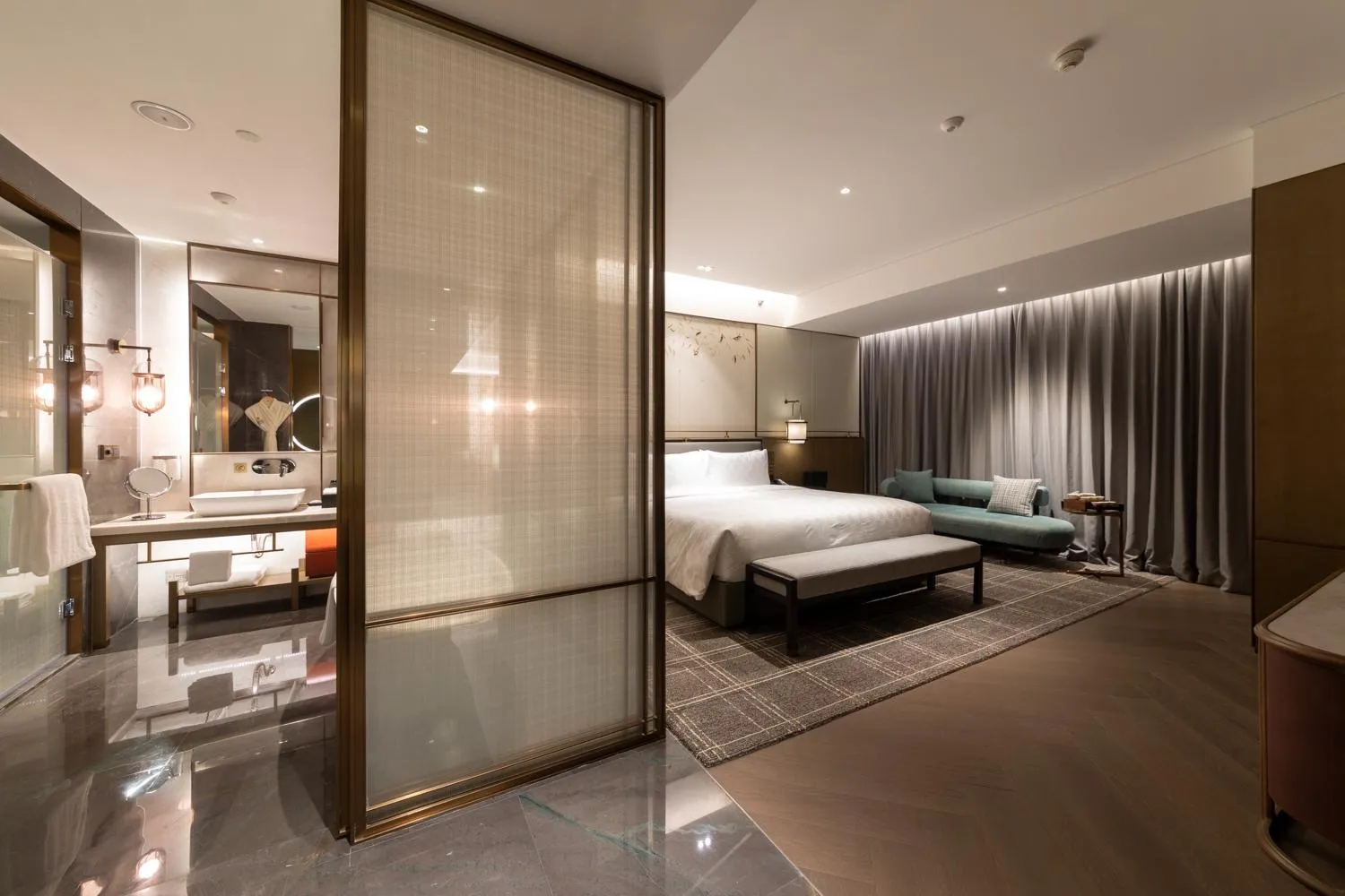 Photo of the whole room, Bed in HUALUXE Xi'an Chanba by IHG