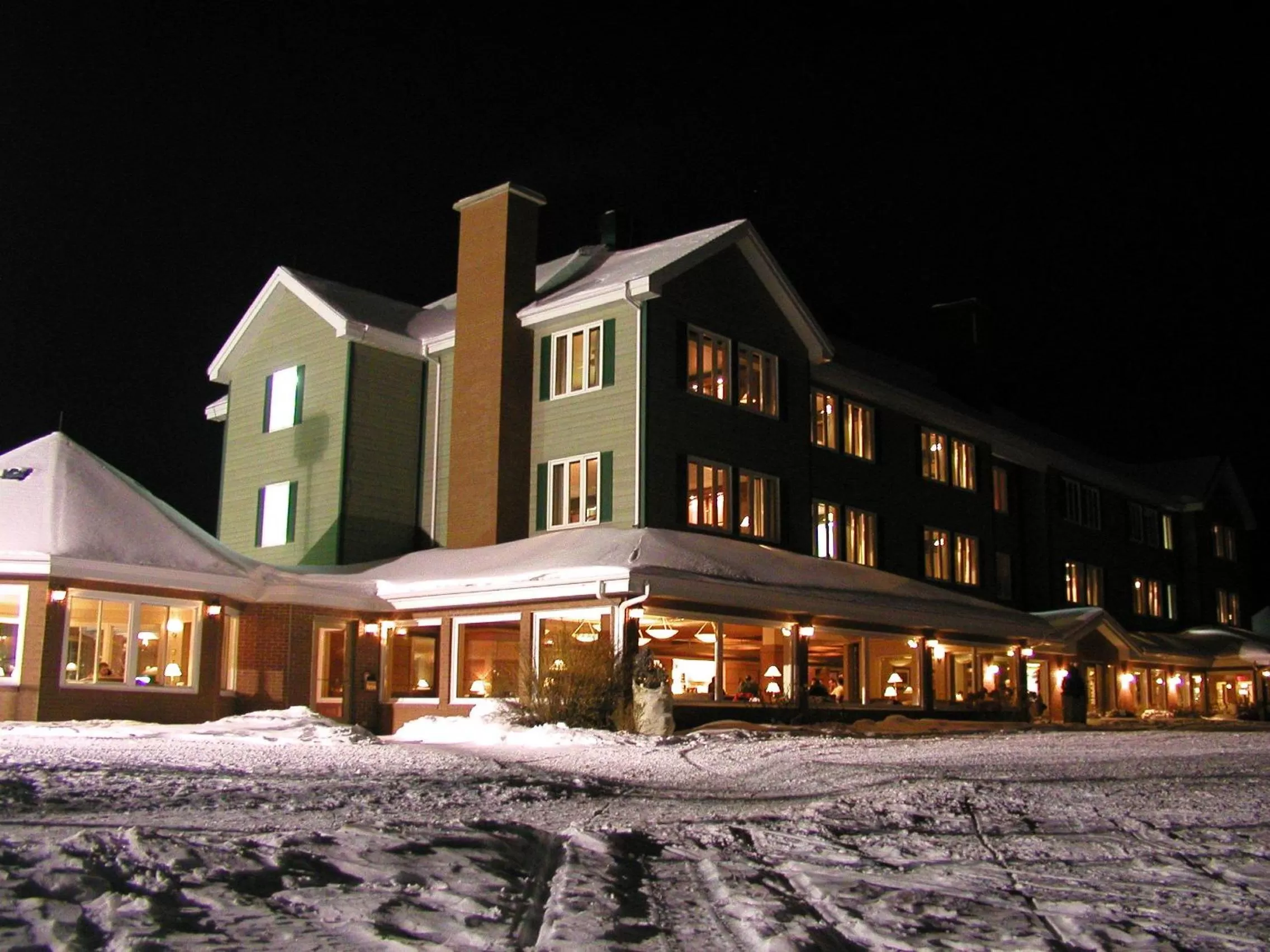 Facade/entrance in Auberge du Lac-à-l'Eau-Claire