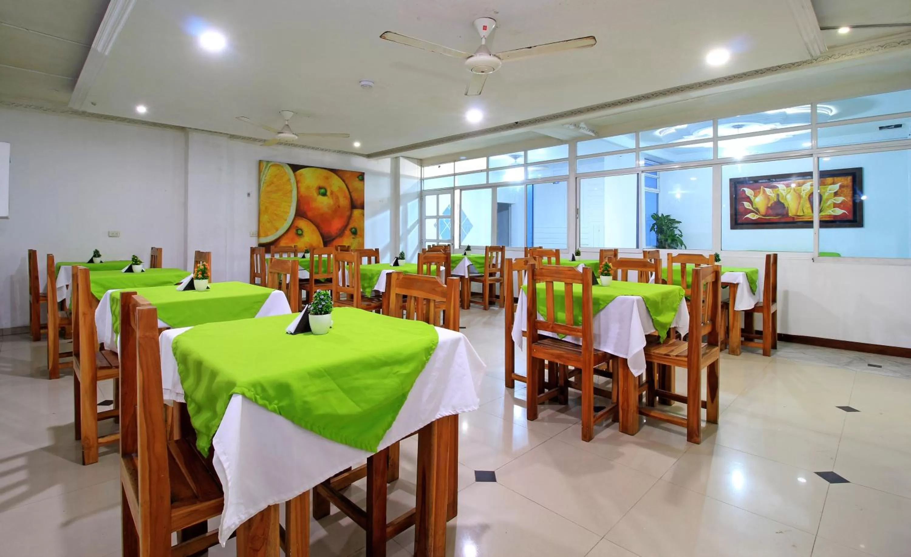Restaurant/places to eat in Hotel Abi Inn By GEH Suites