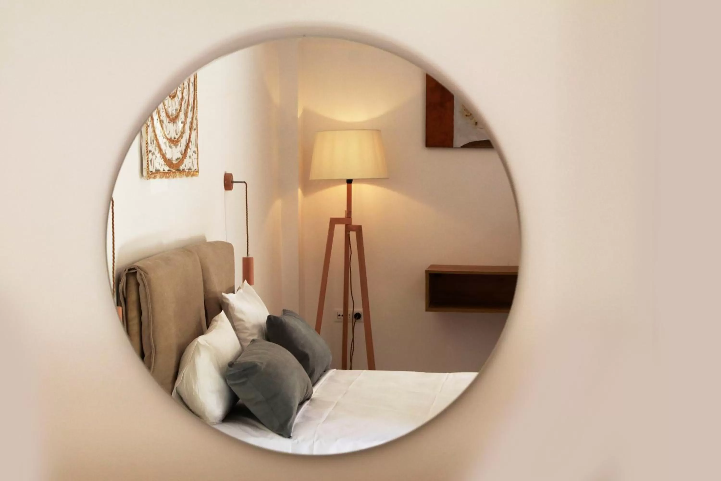 Logo/Certificate/Sign, Bed in Deluxe Hotel