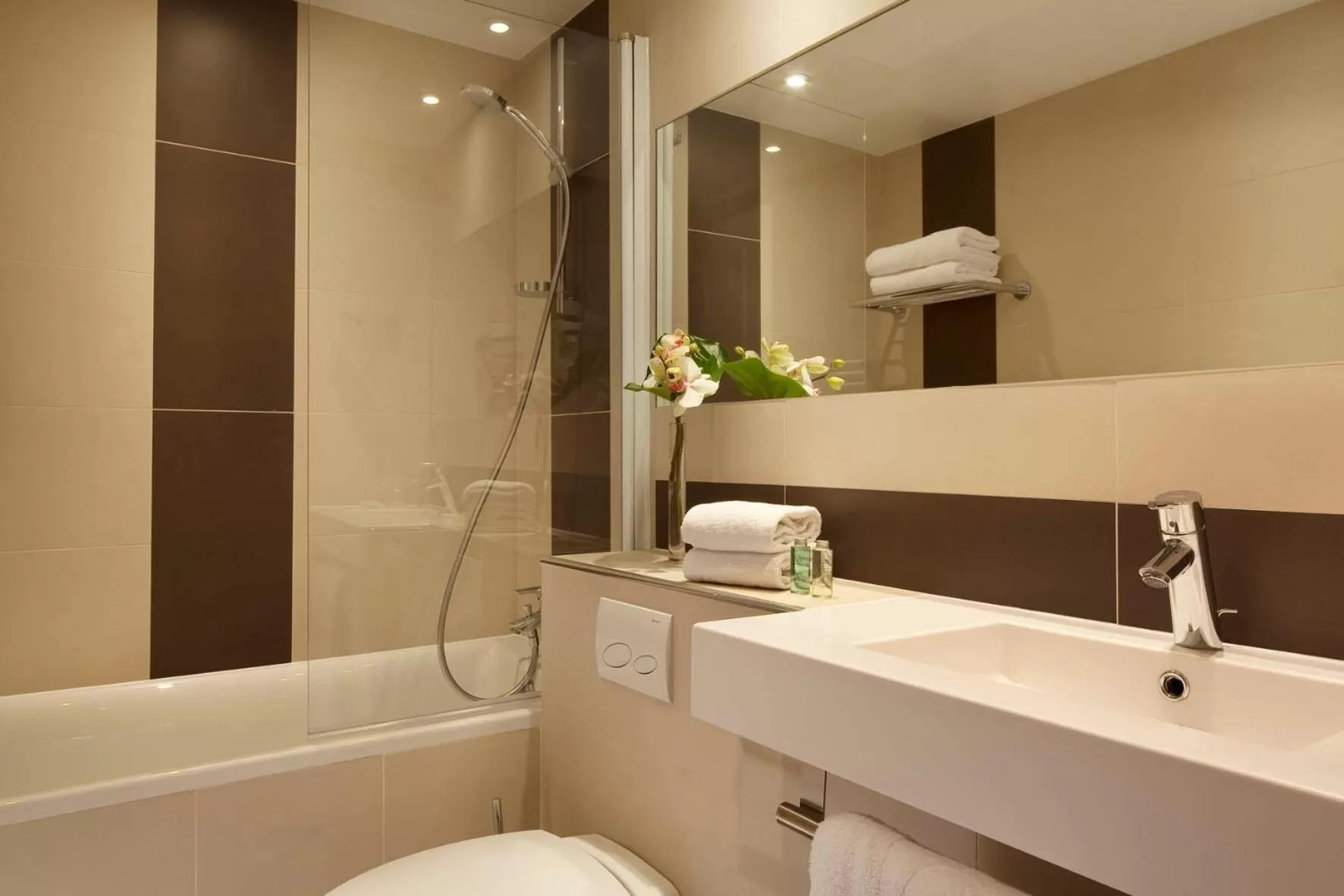 Bedroom in Hôtel Galileo Champs Elysées