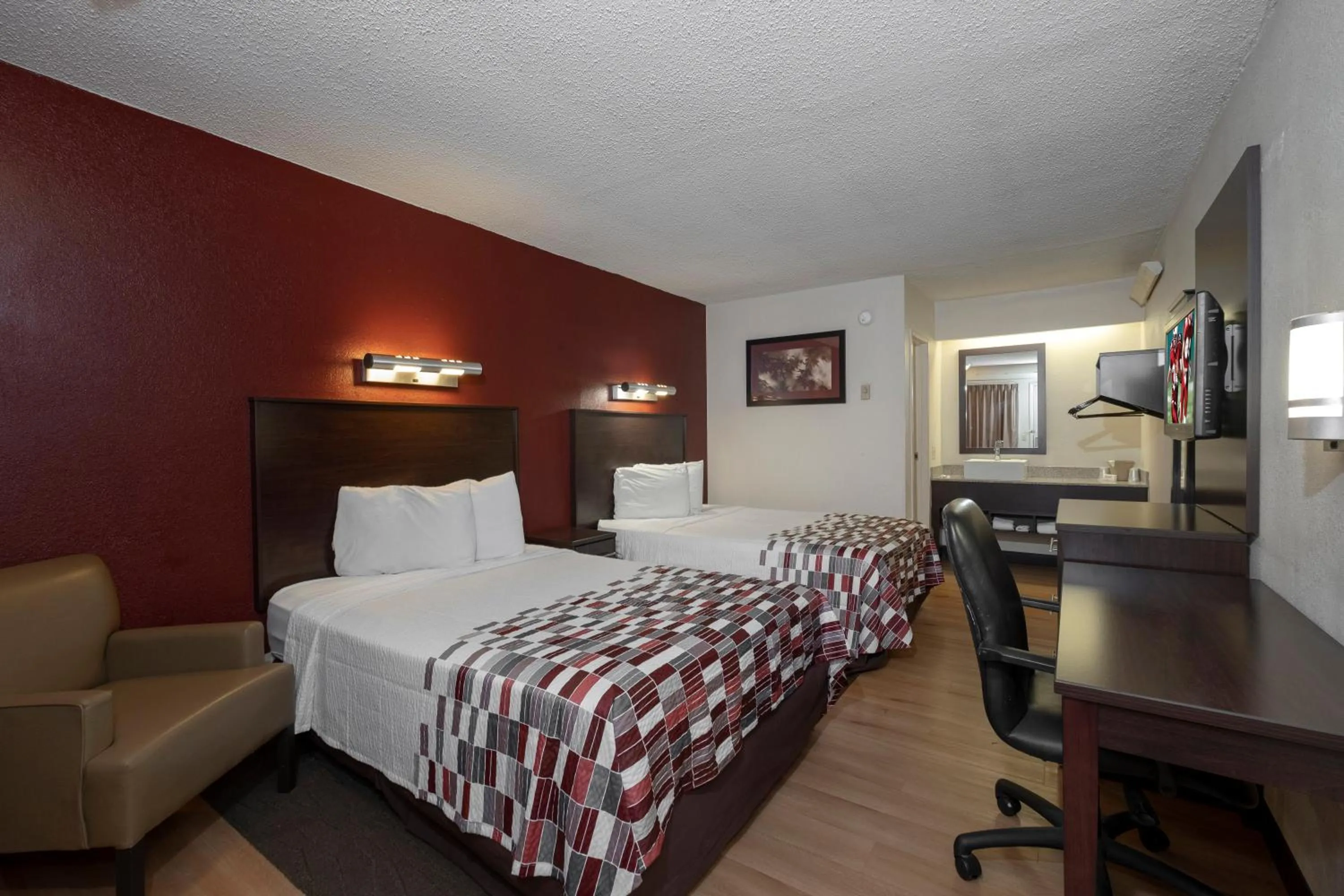  Standard Room with Two Double Beds Smoke Free in Red Roof Inn Washington DC-Lanham