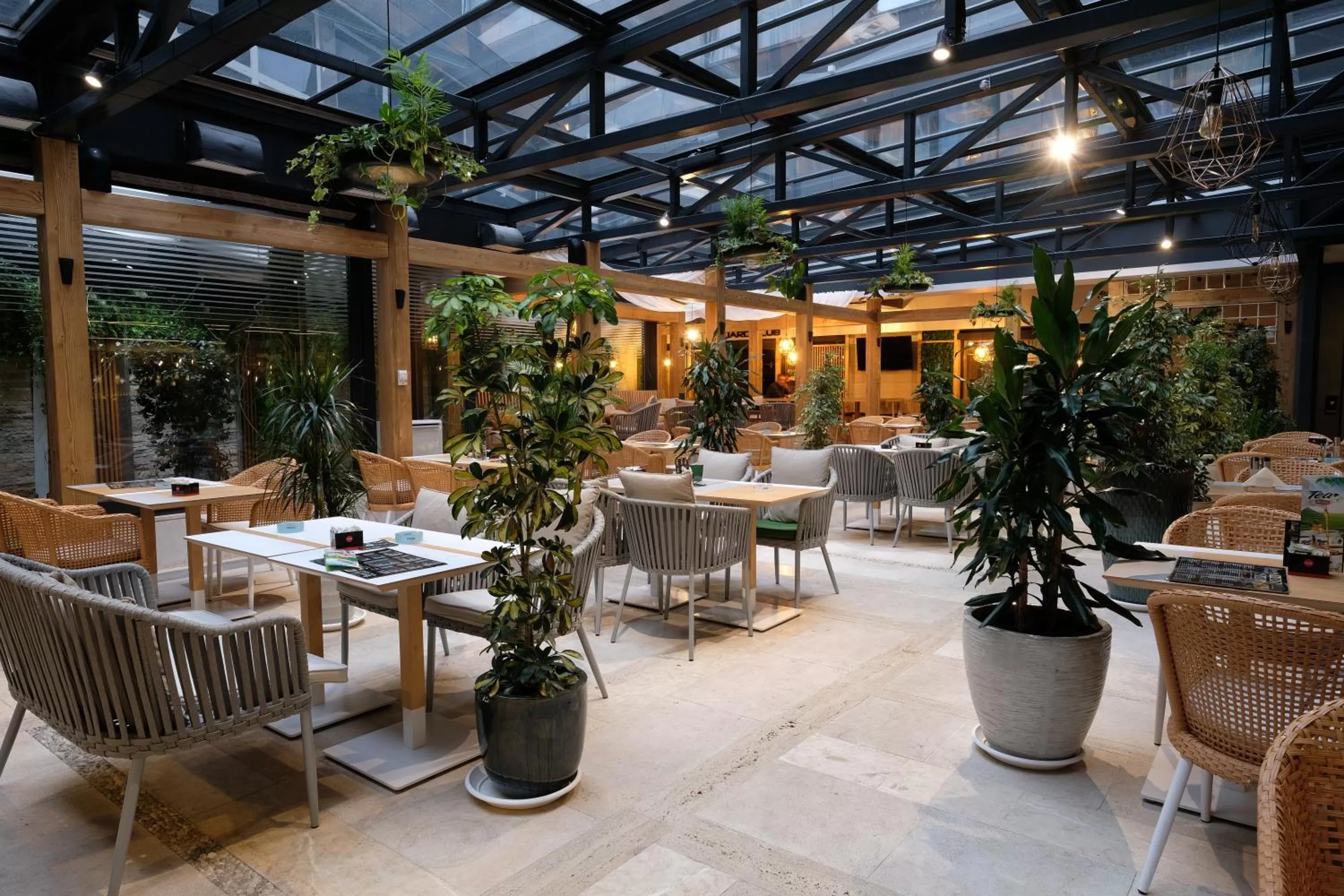 Restaurant/places to eat in Hollywood Hotel