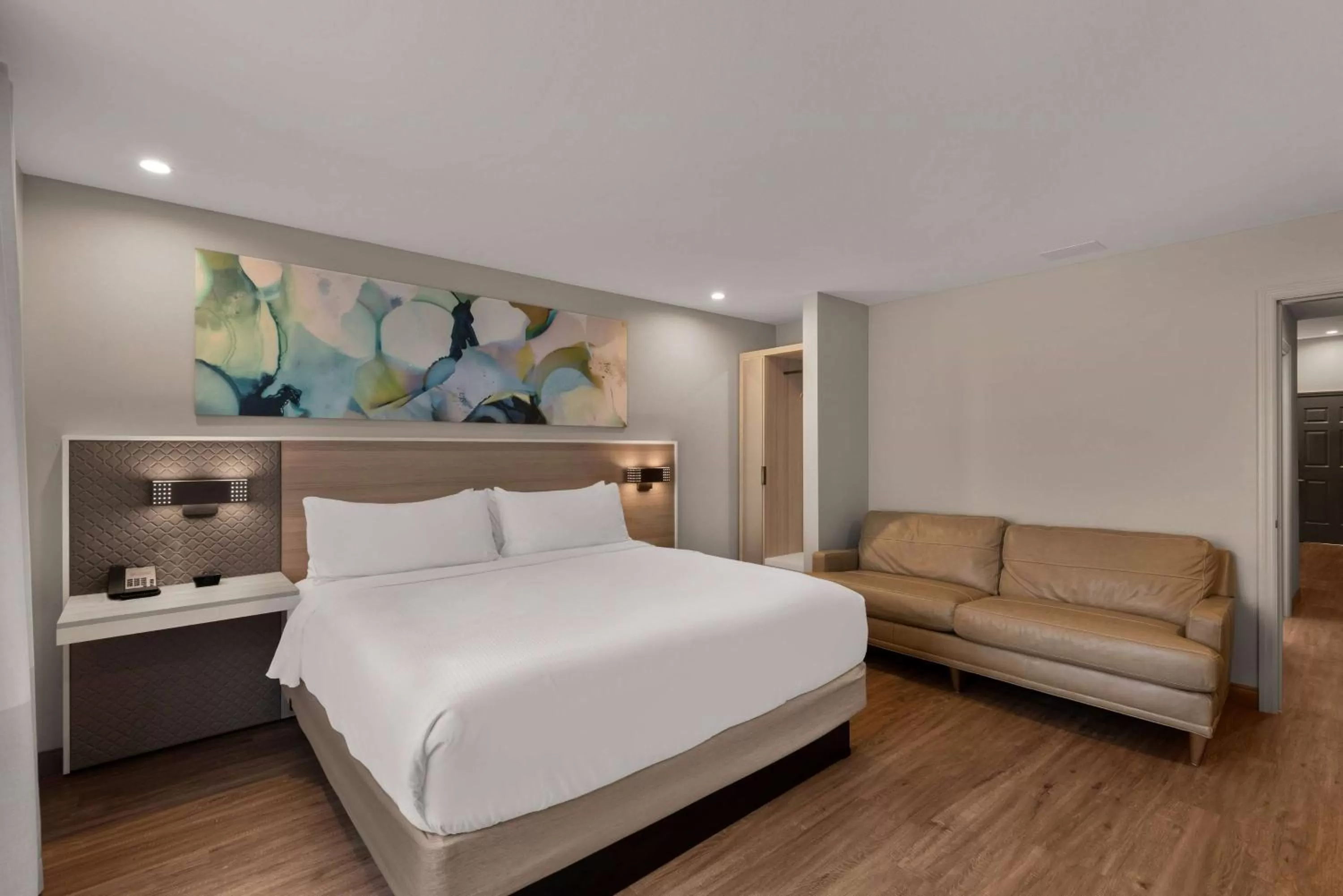 Seating area, Bed in Wyndham Garden Galena Hotel & Day Spa