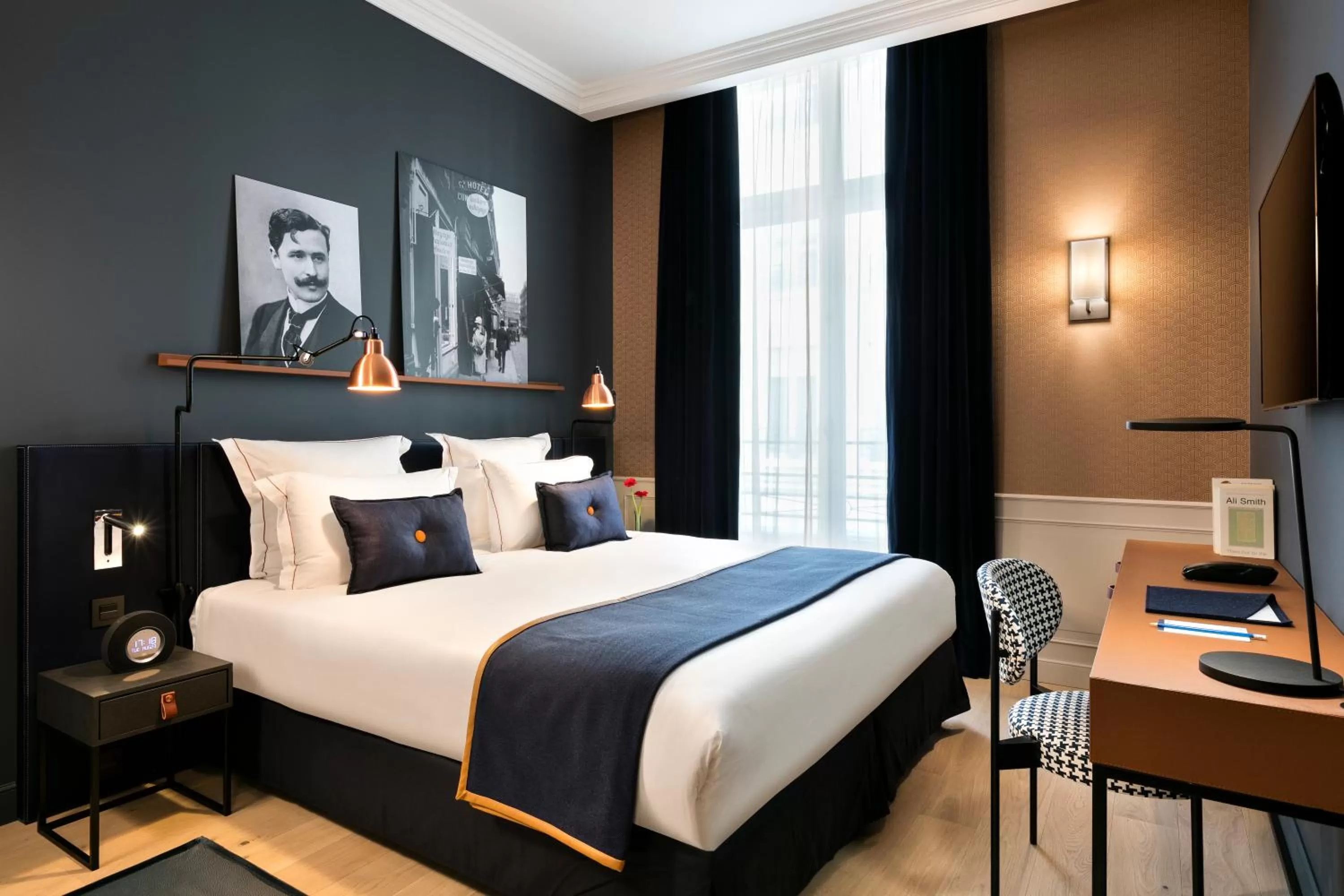 Photo of the whole room, Bed in Hôtel Square Louvois