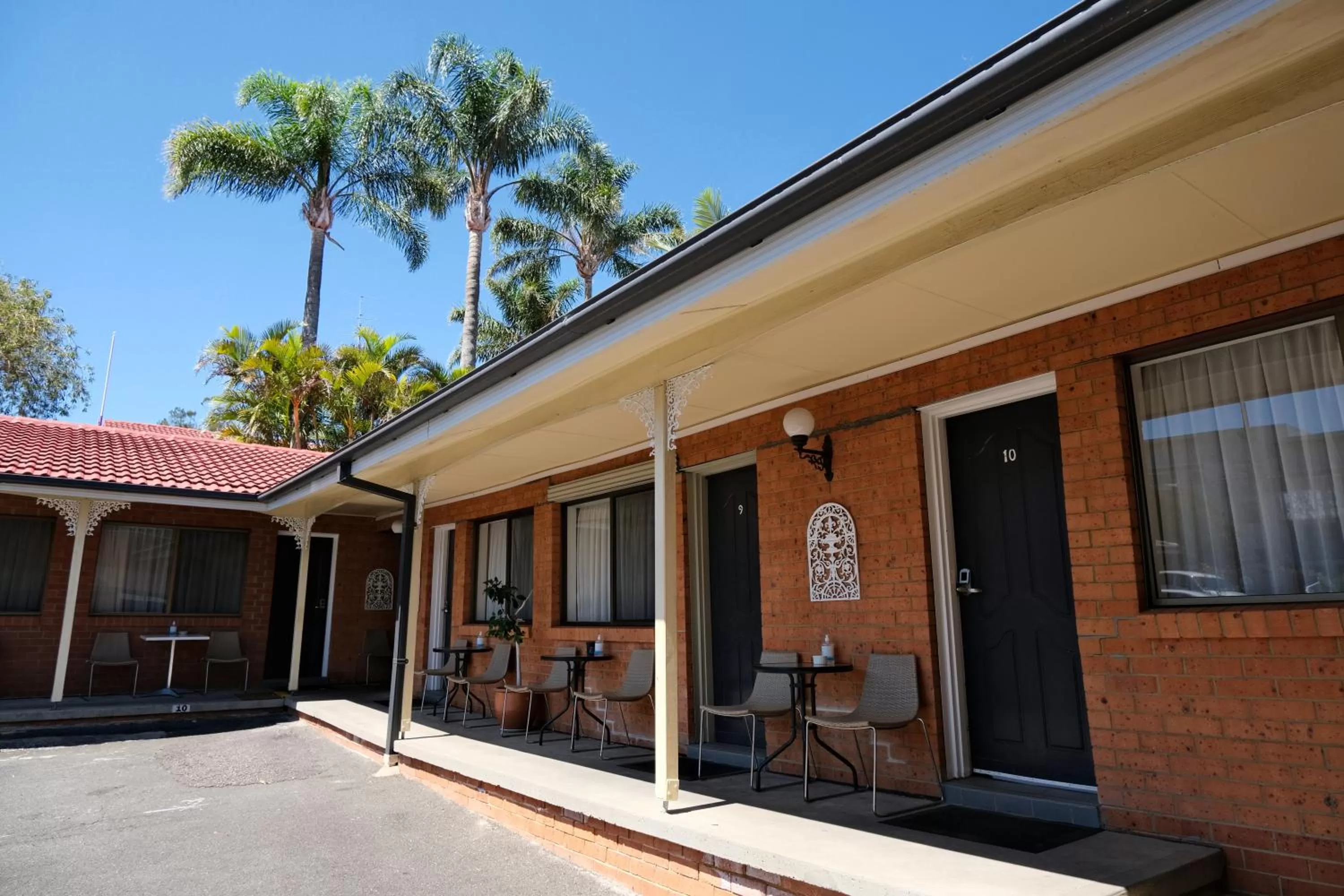 Seating area in Sapphire Palms Motel
