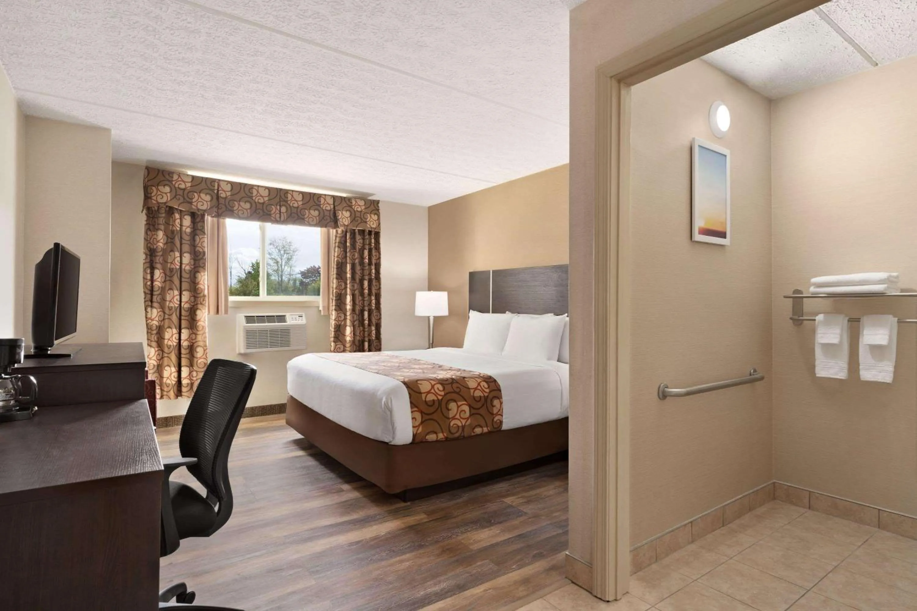Photo of the whole room, Bed in Days Inn by Wyndham Airport/Maine Mall