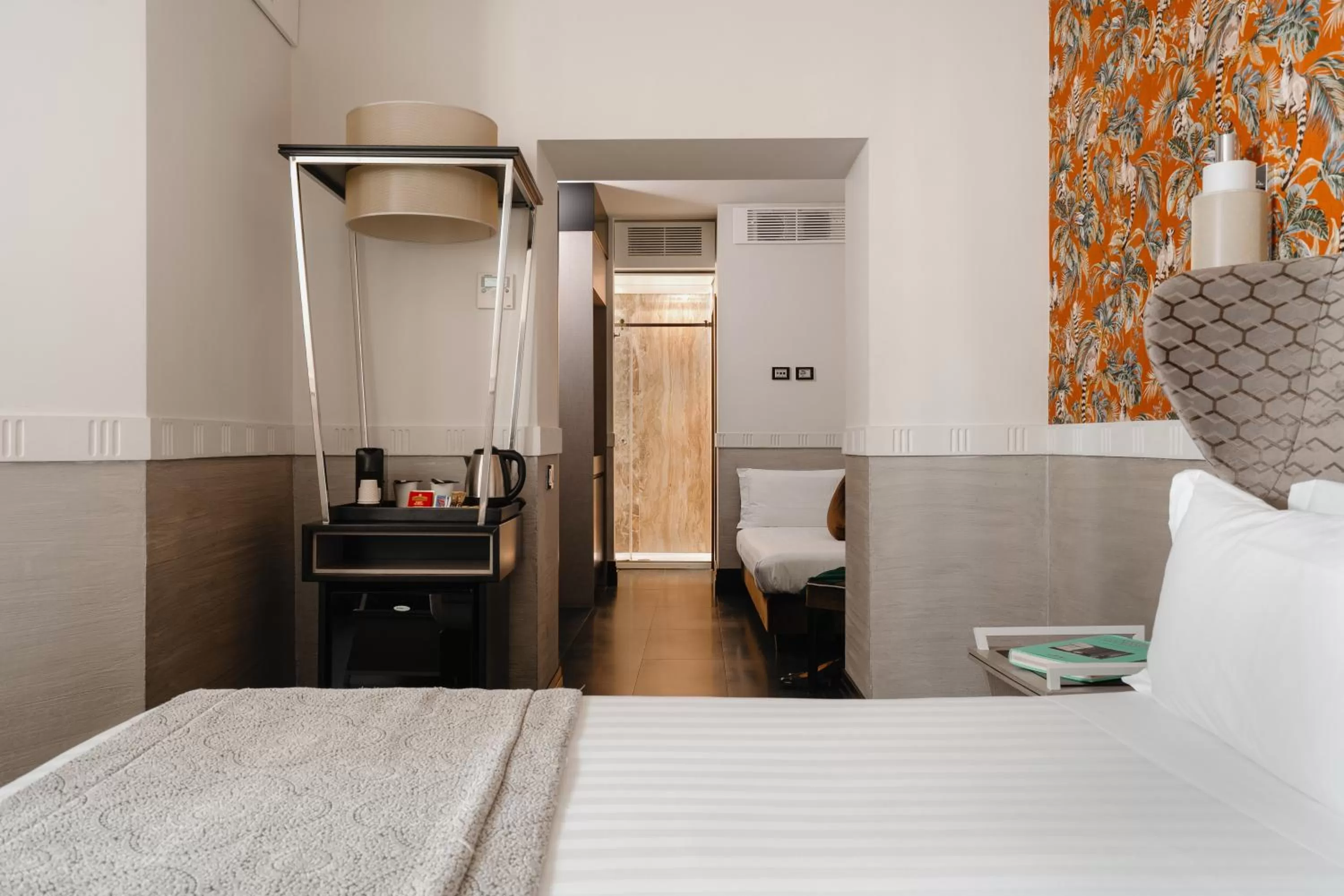 Shower, Bed in Mood Suites Tritone