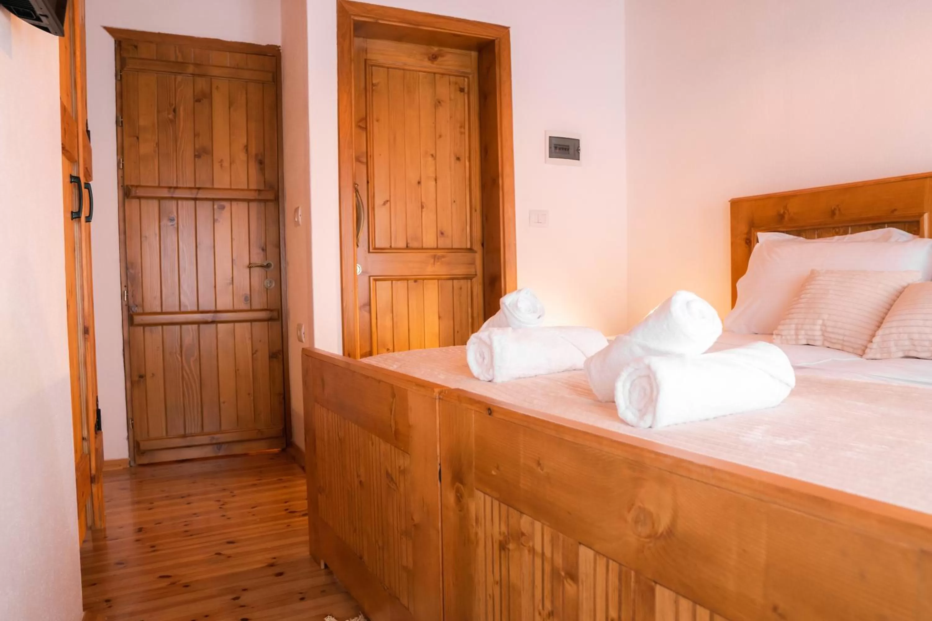 Photo of the whole room, Bed in Porta7 Hotel