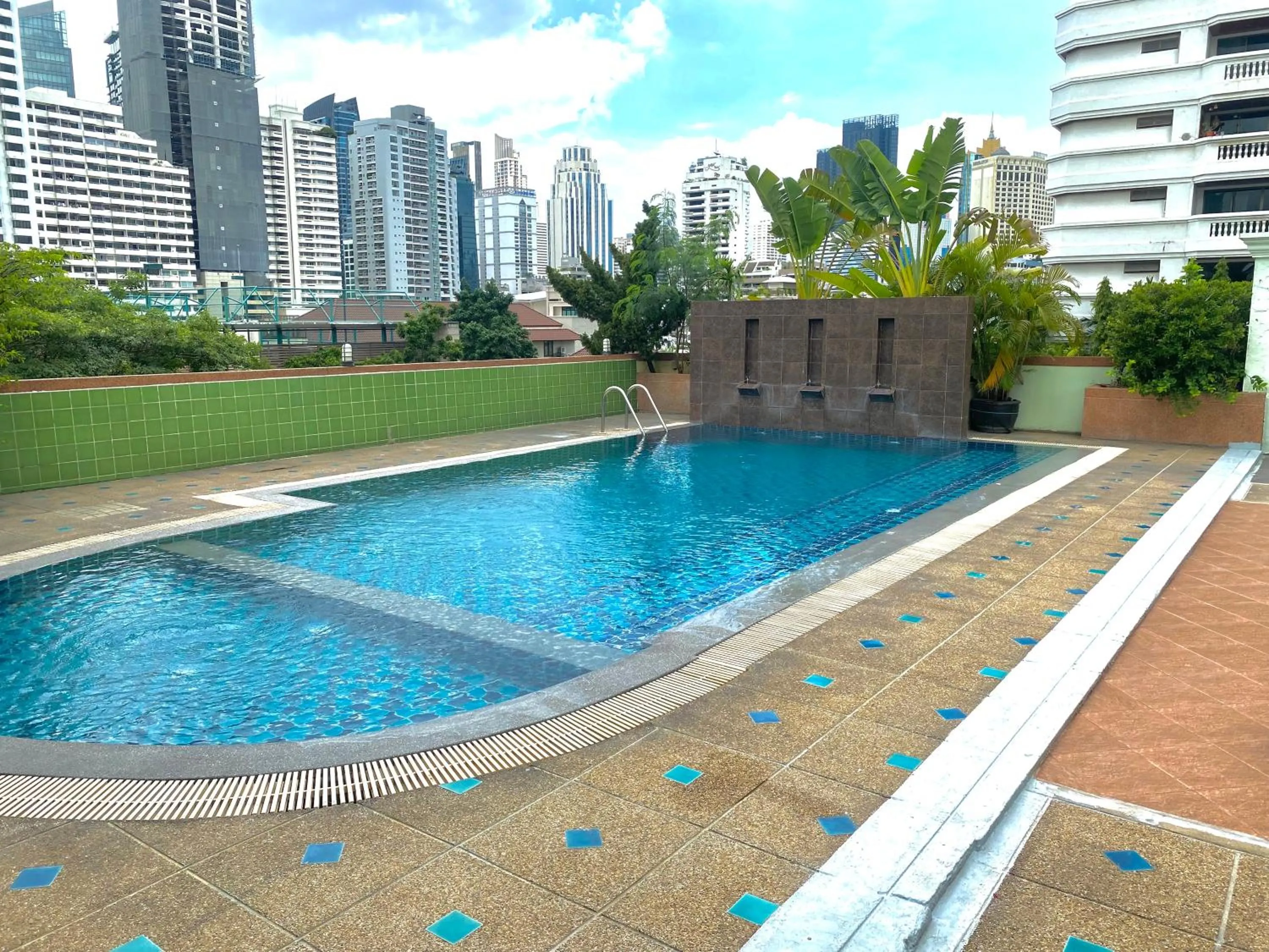 Swimming pool in Woraburi Sukhumvit Hotel