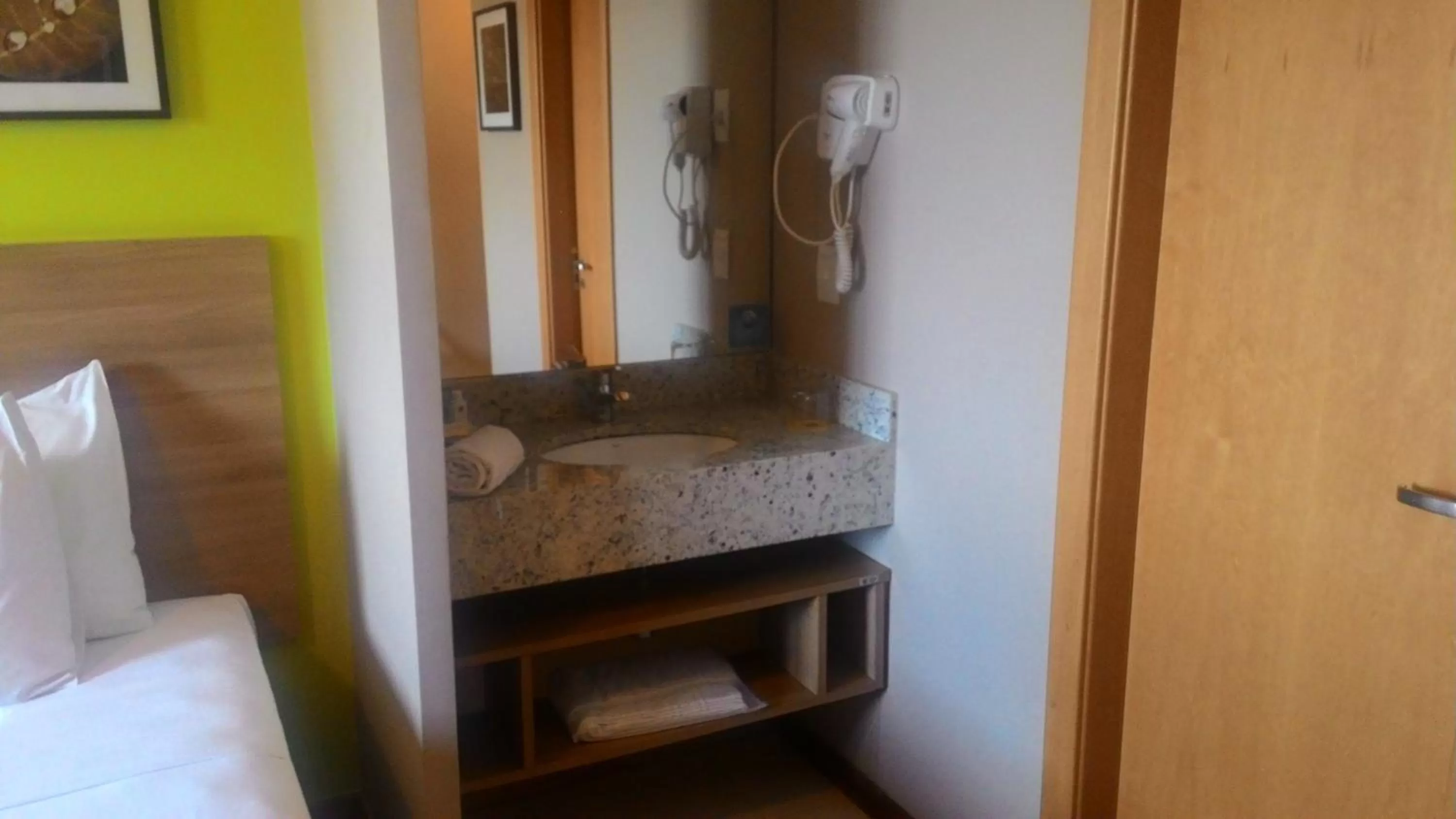 Toilet, Bed in Comfort Hotel Sertãozinho