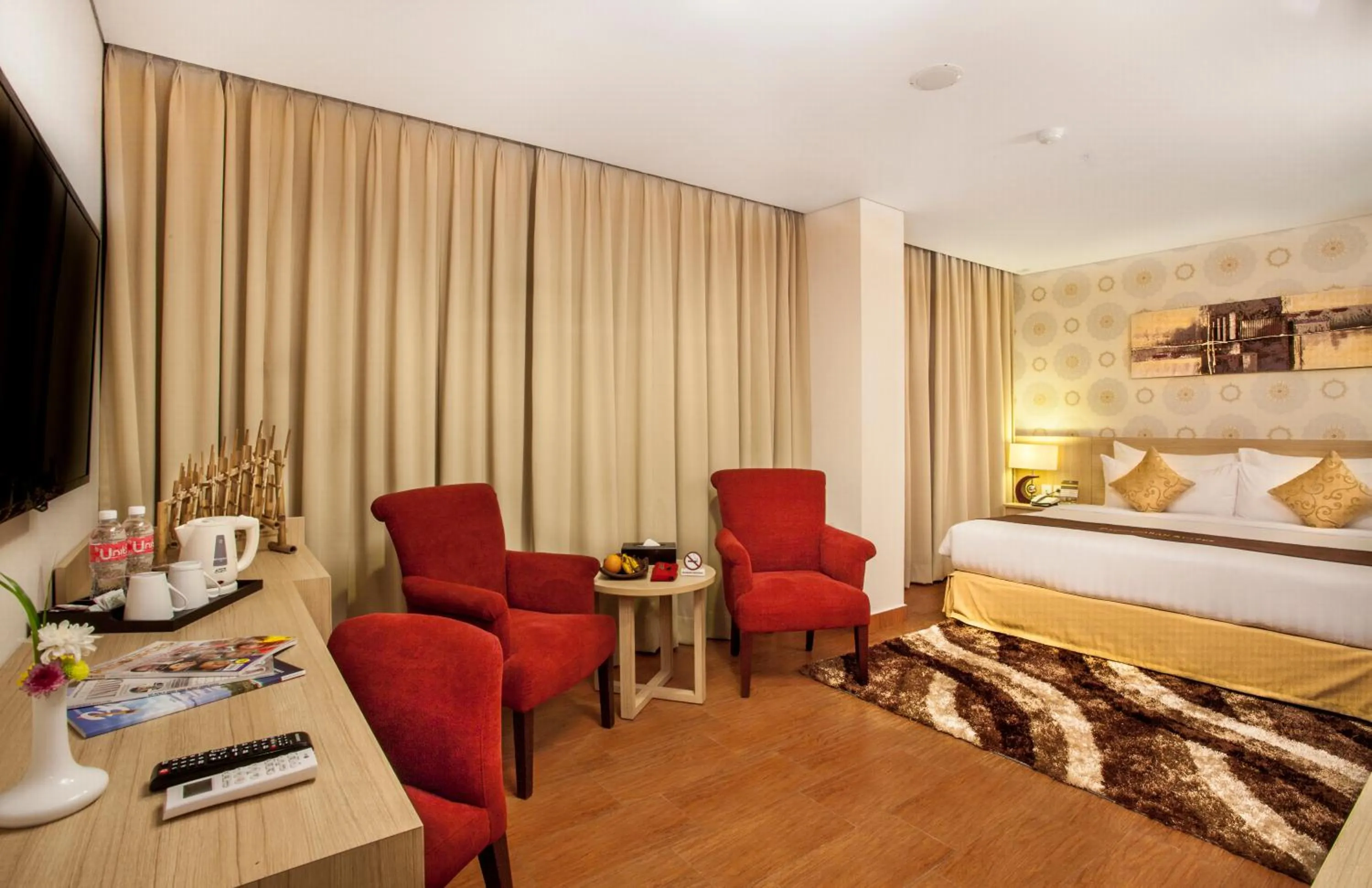 Seating area, Bed in Days Hotel & Suites by Wyndham Jakarta Airport